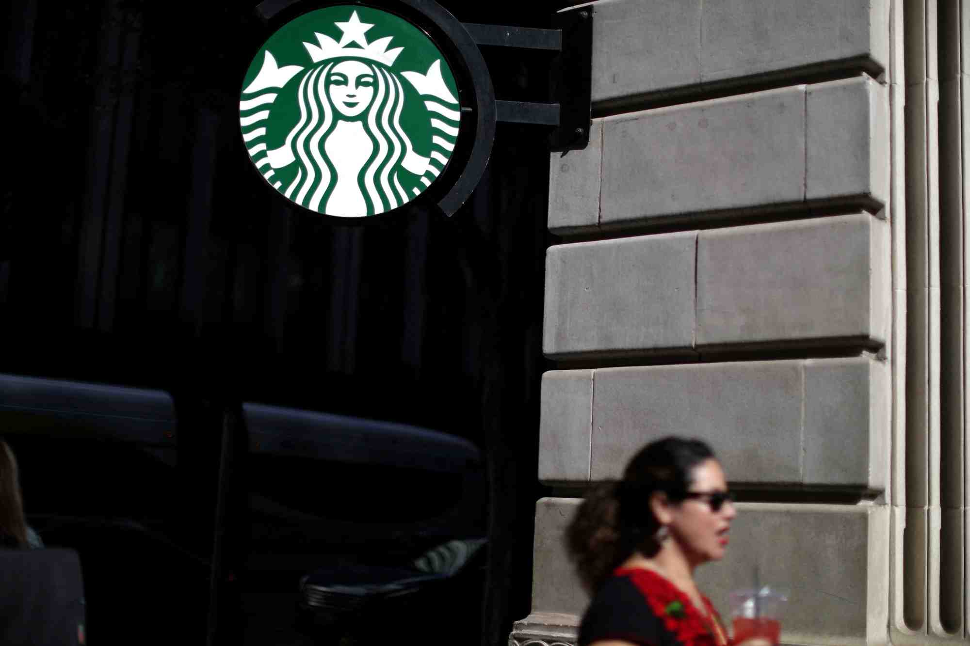 Un magasin starbucks a los angeles