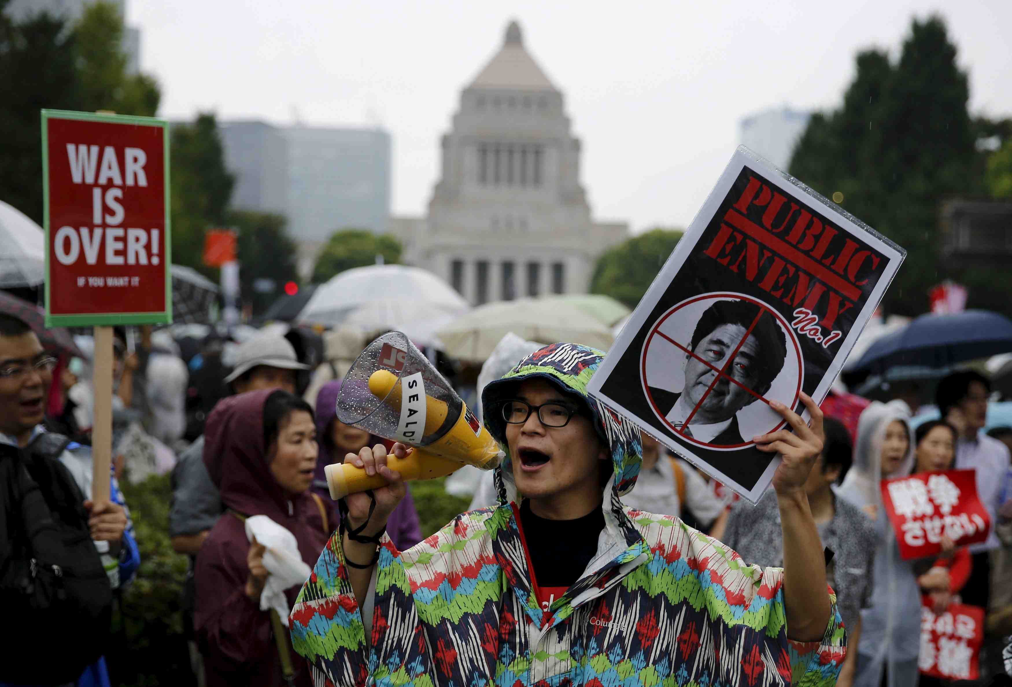 Manifestation pacifiste contre la reforme de la defense au japon