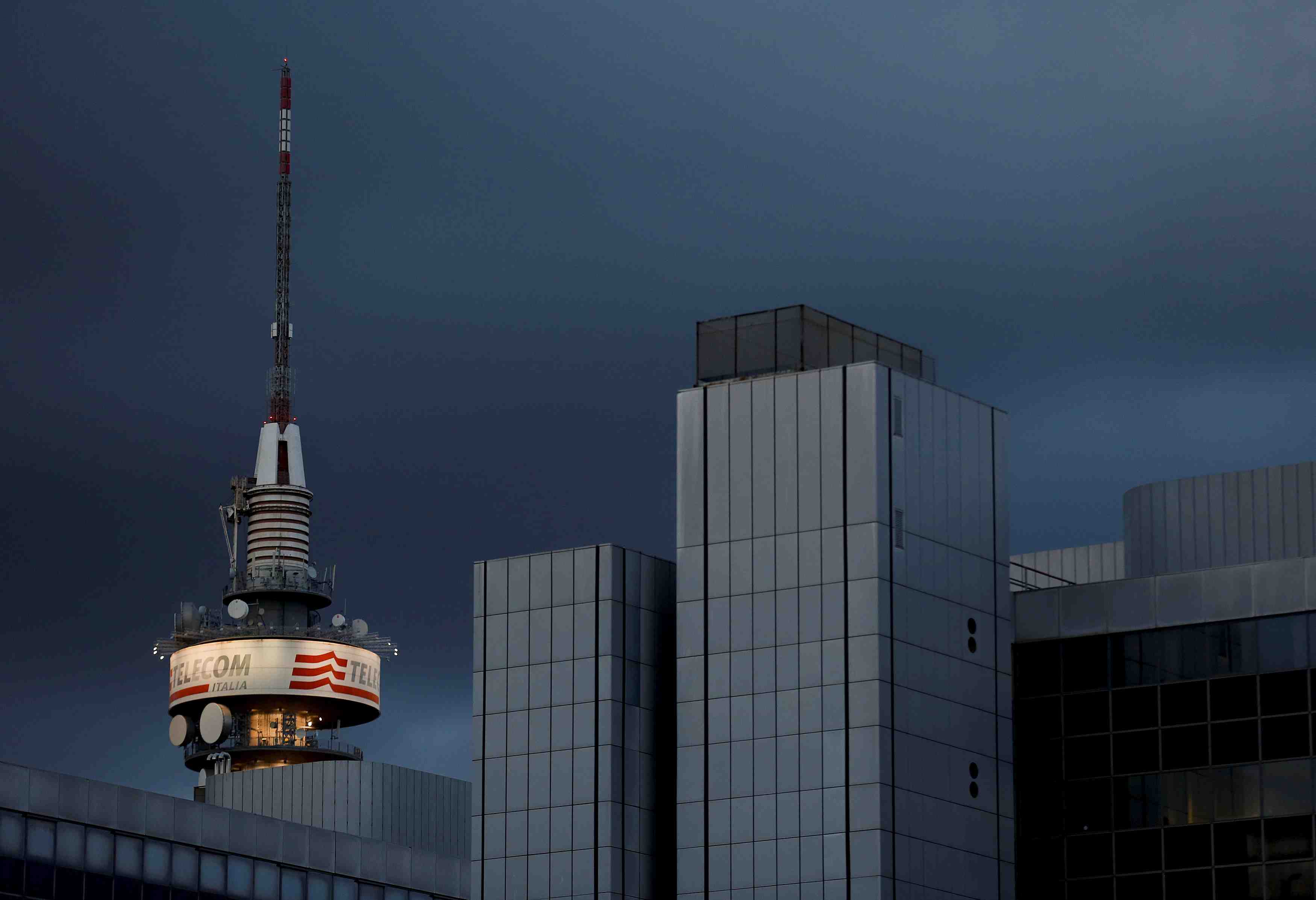 La date d'expiration d'options dans telecom italia repoussee par xavier niel 