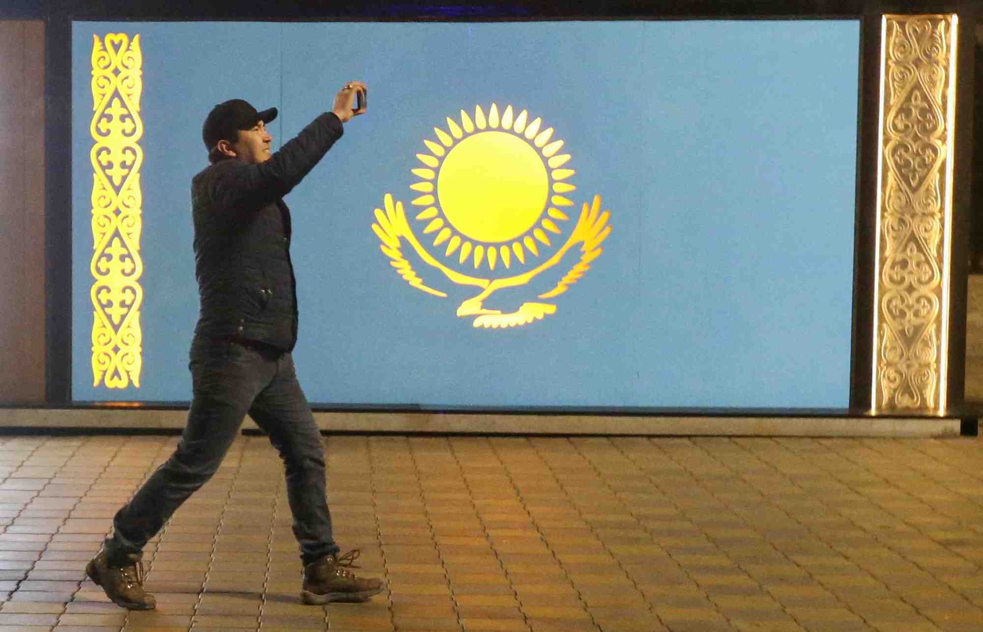 Nouveau premier ministre au kazakhstan, ou pres de 10.000 personnes ont ete arretees