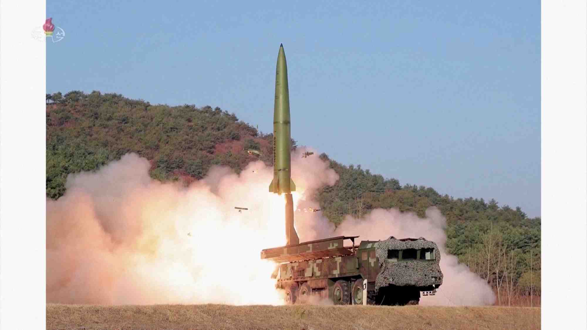 Capture d'ecran d'une video montrant le lancement recent d'un missile balistique nord-coreen