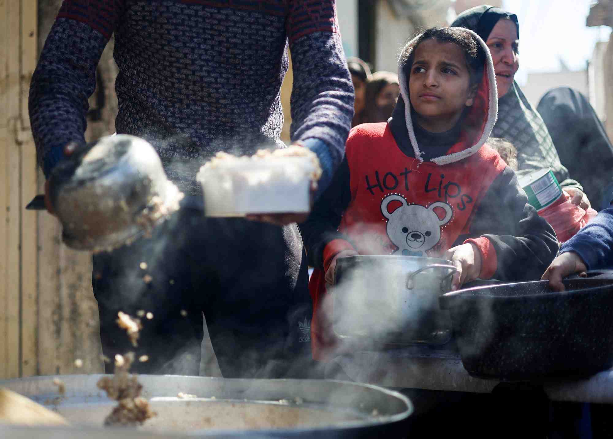 Distribution de nourriture par une soupe populaire a rafah, au sud de gaza