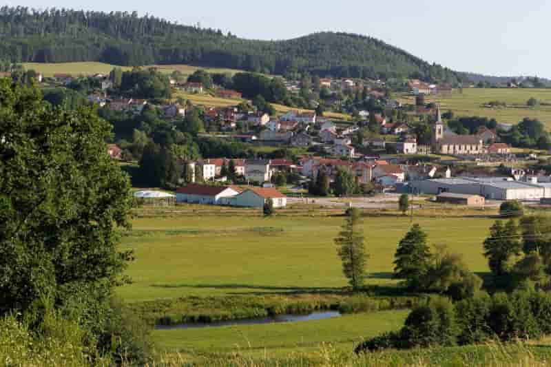 Macron veut plus d'acces aux services publics dans les territoires