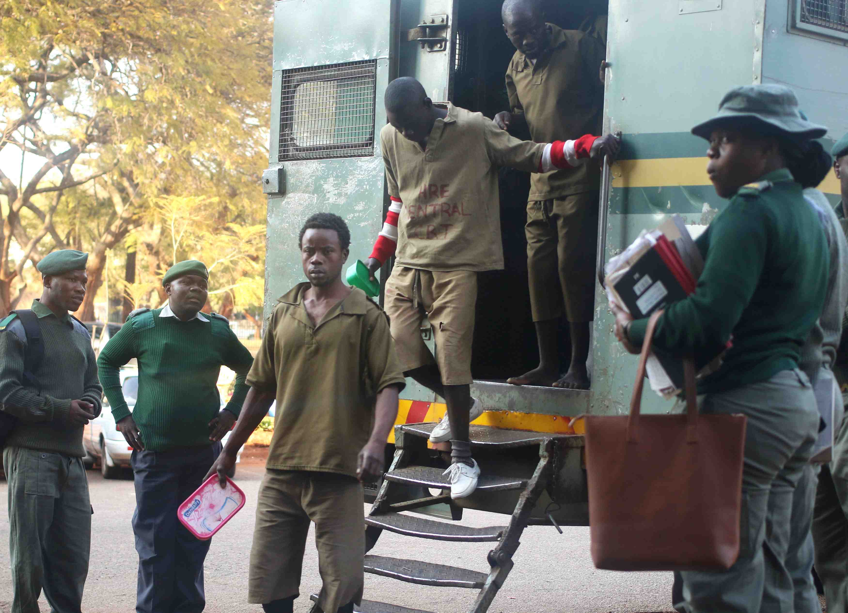 Les 27 militants du mdc accuses de violences ont ete liberes