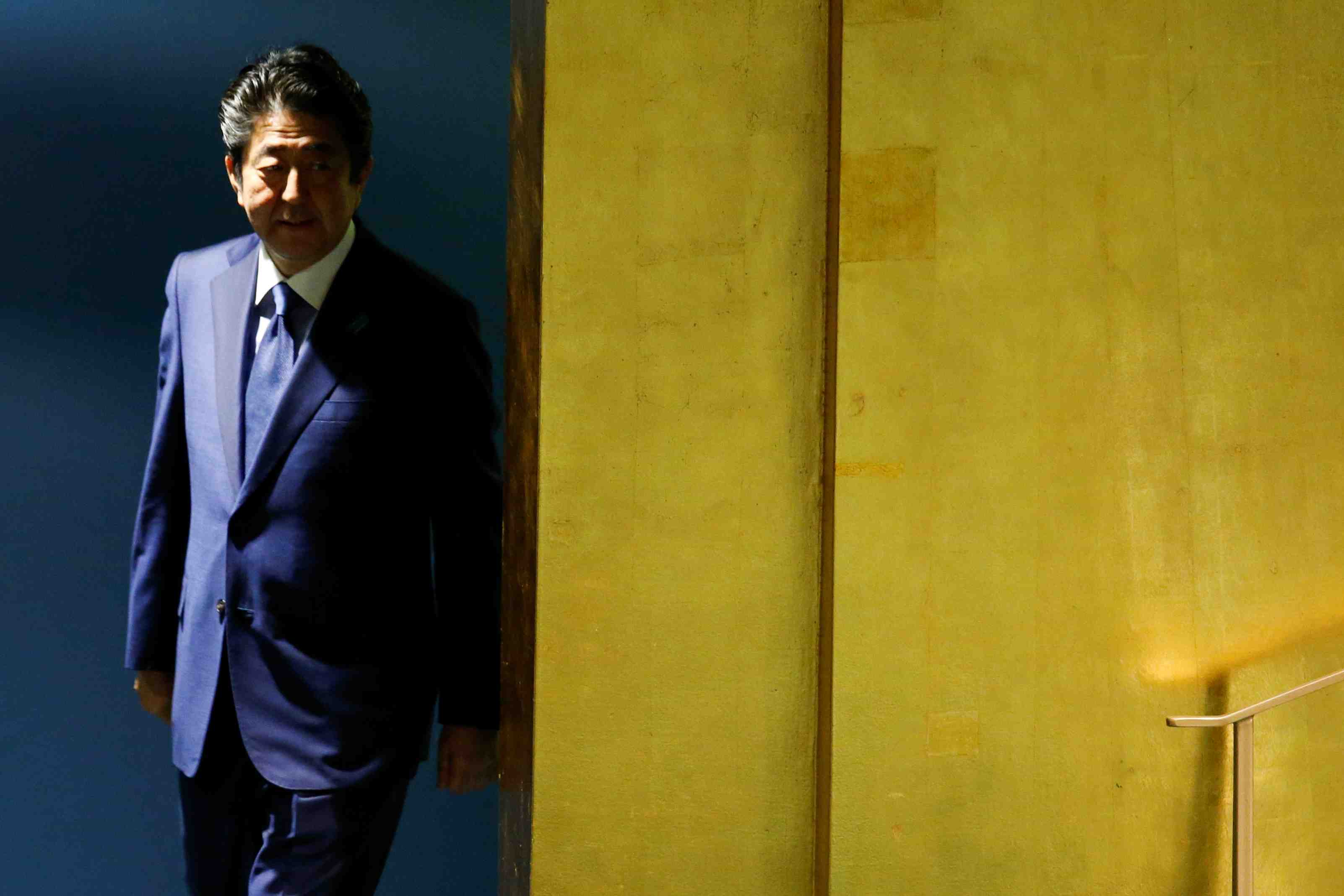 Shinzo abe va remanier tout en maintenant ses principaux ministres
