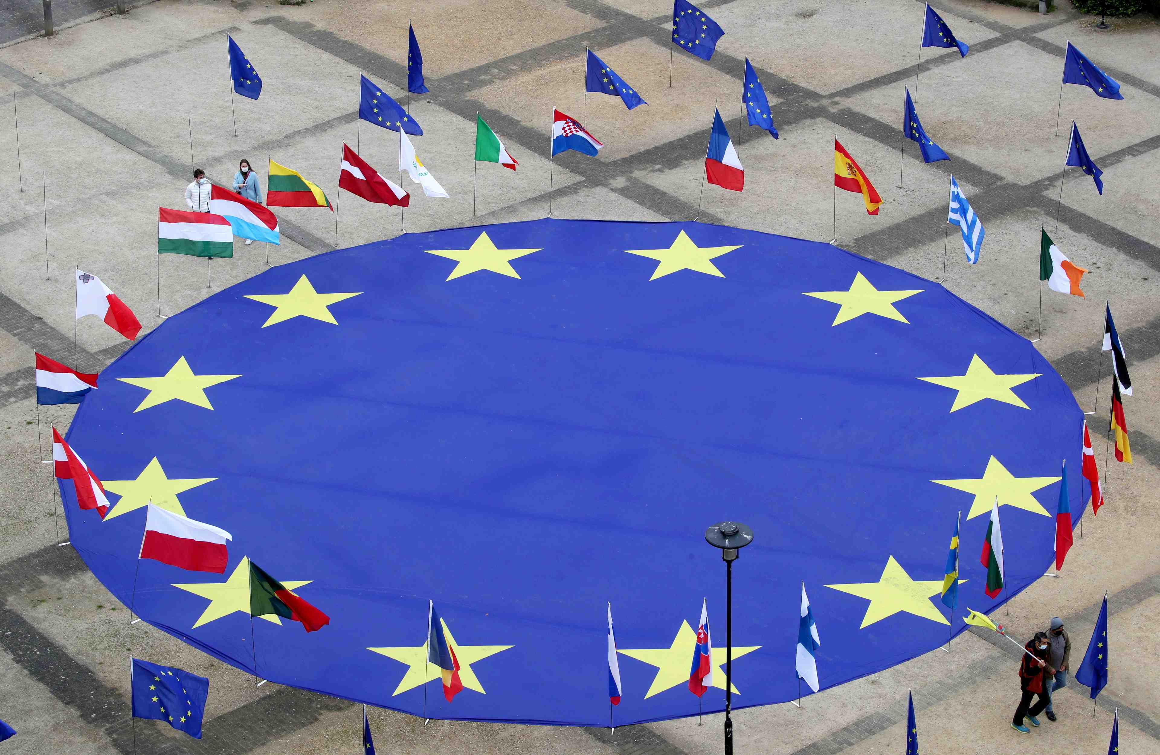 Lgbt: l'ue ouvre des procedures d'infraction contre hongrie et pologne