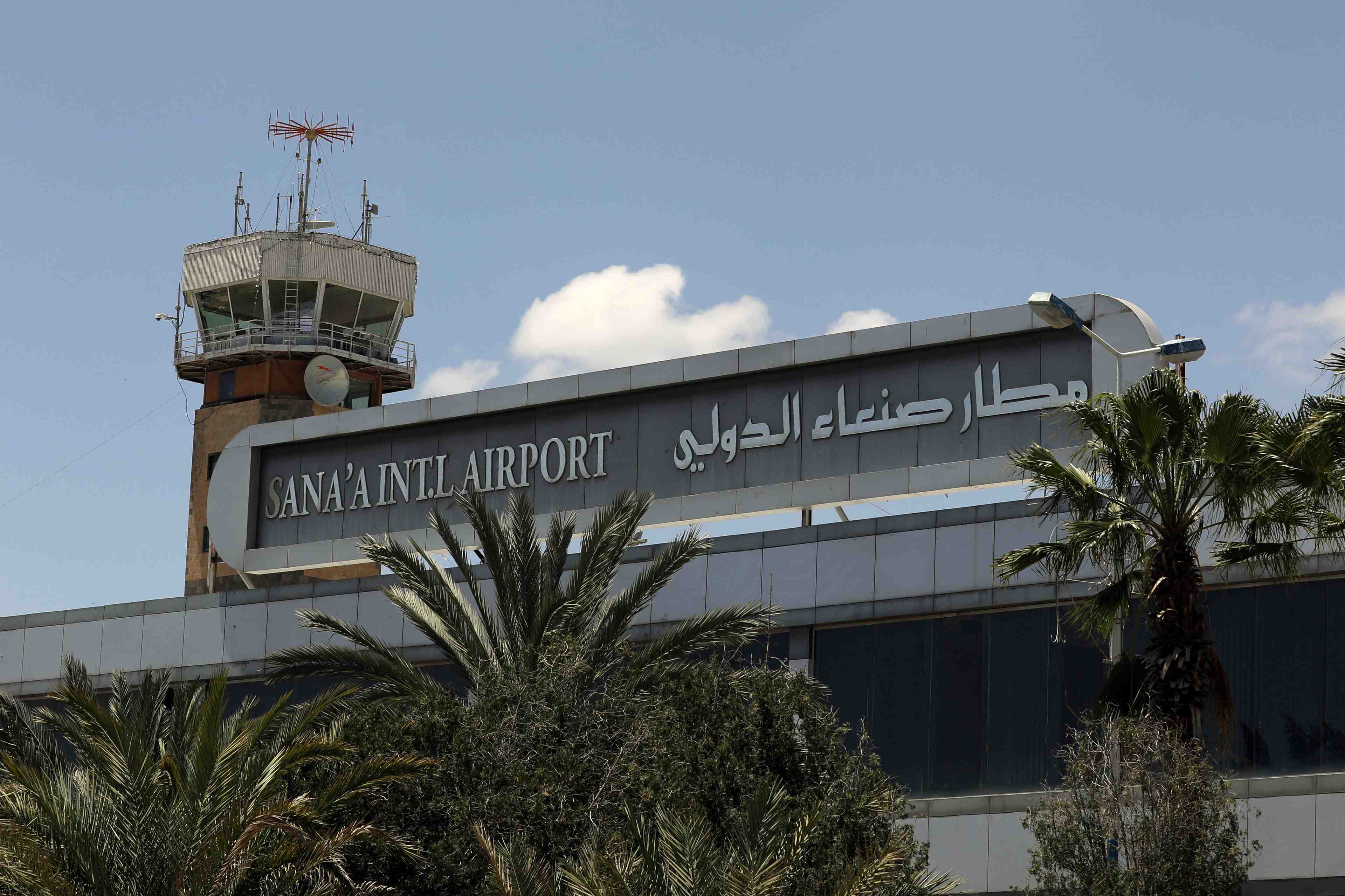 Yemen: l'arabie saoudite mene des frappes contre l'aeroport de sanaa, selon les medias officiels
