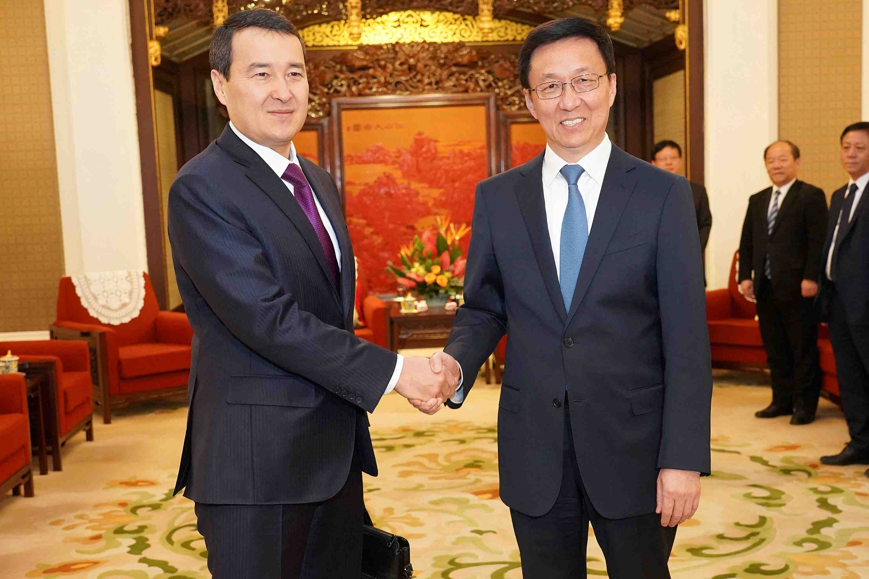 Nouveau premier ministre au kazakhstan, ou pres de 10.000 personnes ont ete arretees