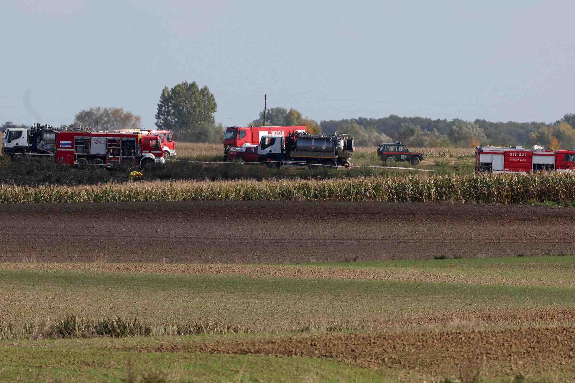 Des pompiers travaillent sur le terrain pres de l'oleoduc droujba