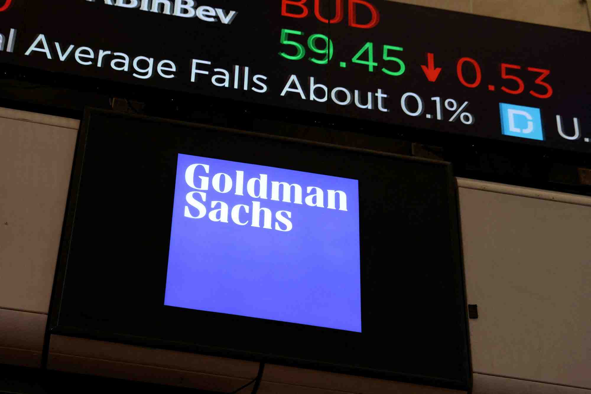 Le logo de goldman sachs est vu dans la salle des marches de la bourse de new york (nyse)