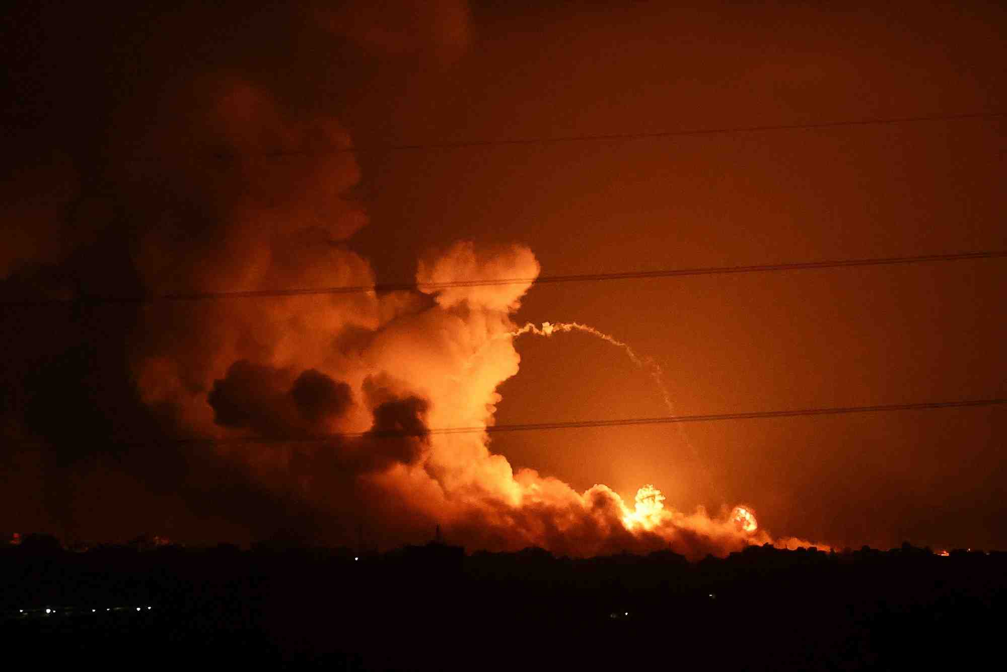 Fumee et flammes lors des frappes israeliennes dans la bande de gaza, vues du cote israelien de la frontiere avec gaza