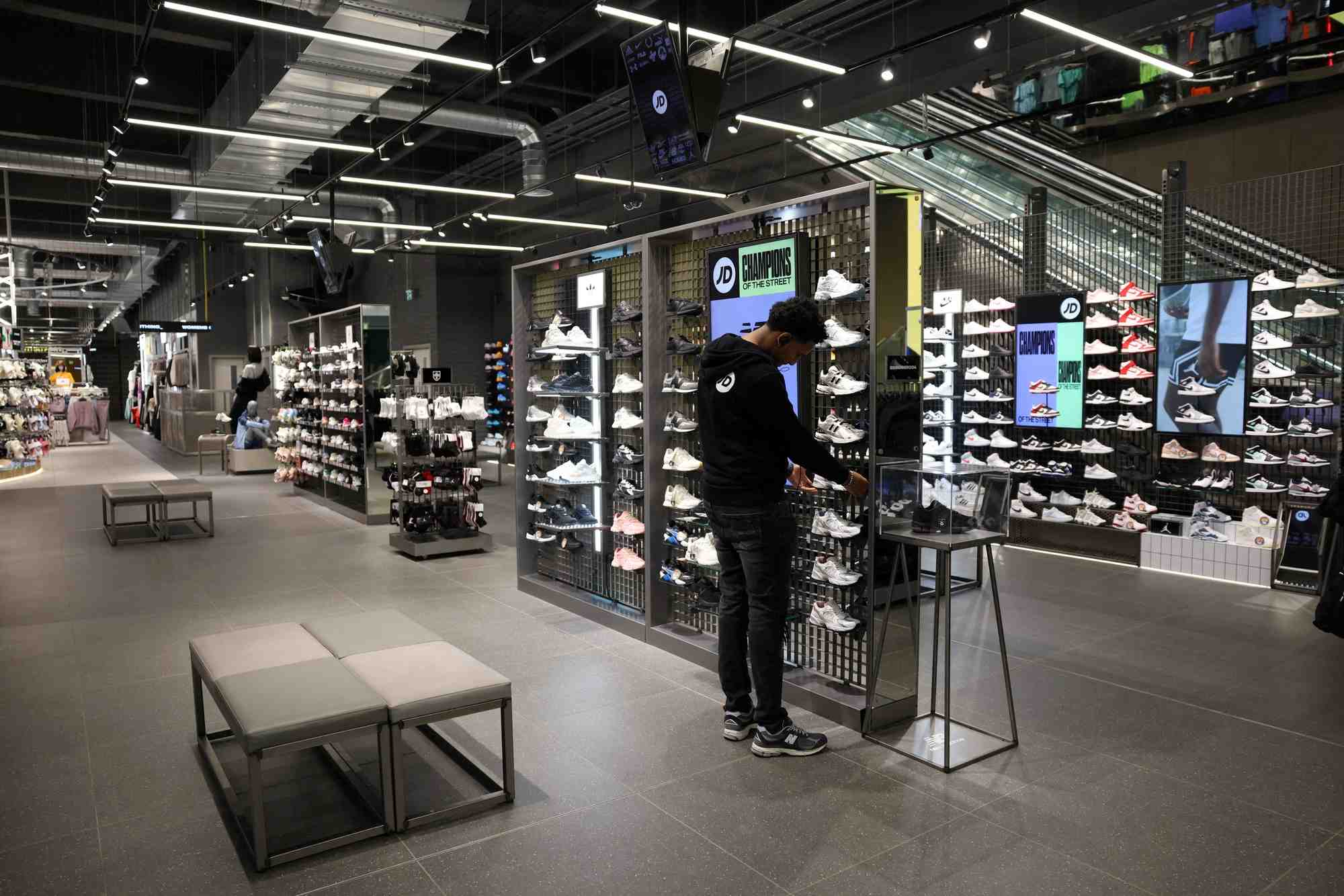 Un employe  dans le magasin jd sports du centre commercial westfield stratford city a londres