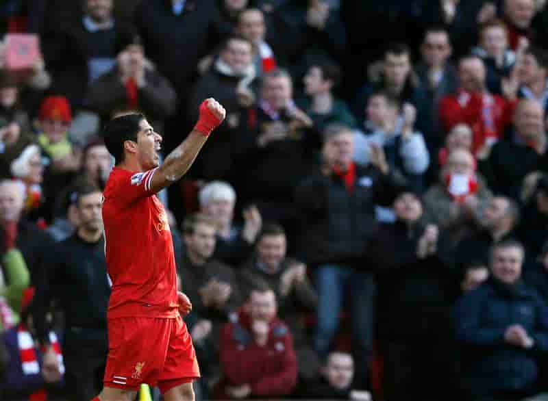Premier League: Suarez propulse les Reds en tête du classement