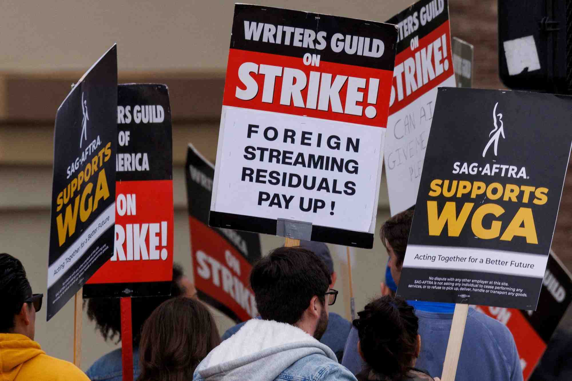 Photo d'archives d'un piquet de greve de la sag-aftra et la writers guild of america