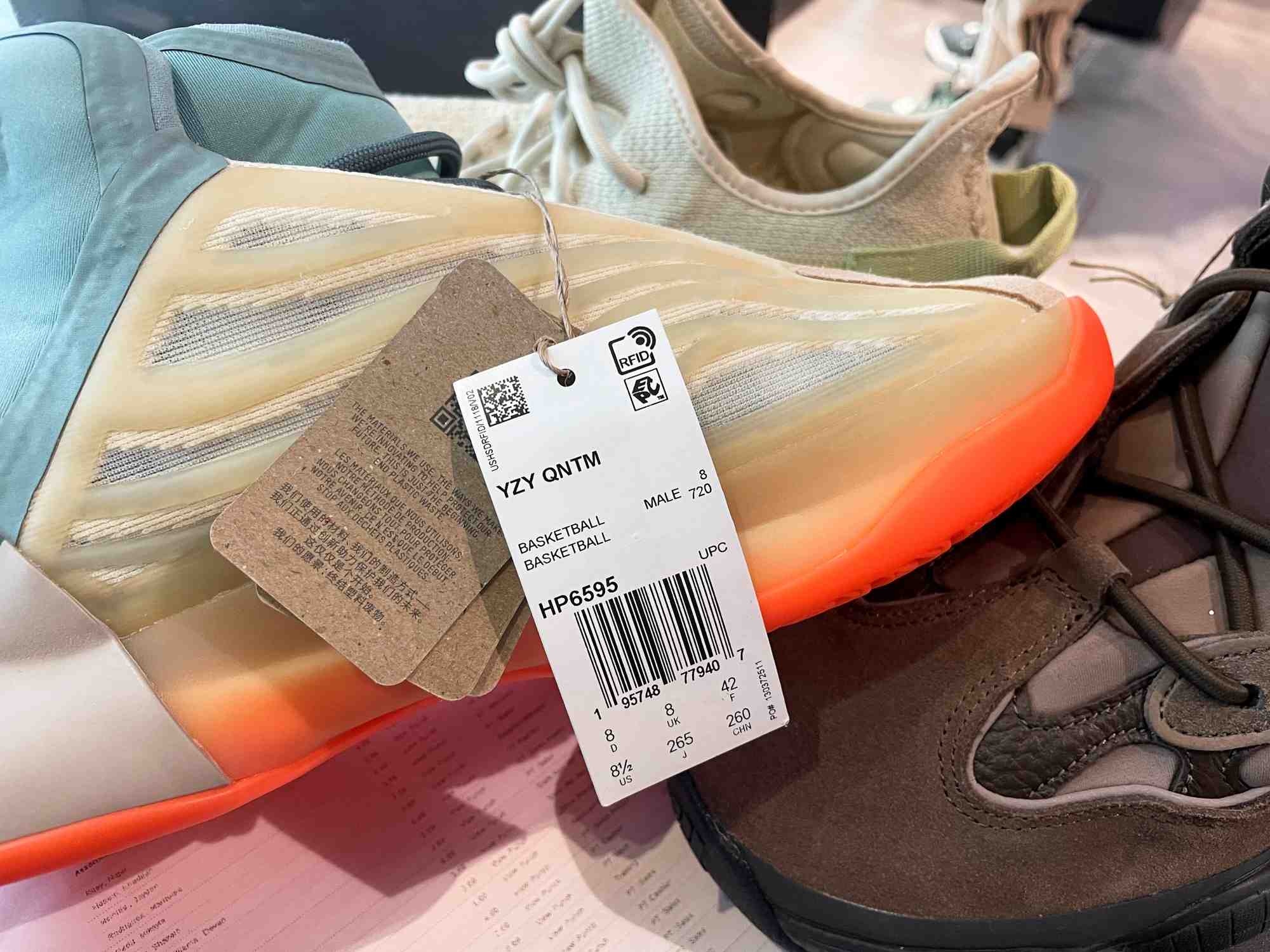 Une paire de chaussures yeezy