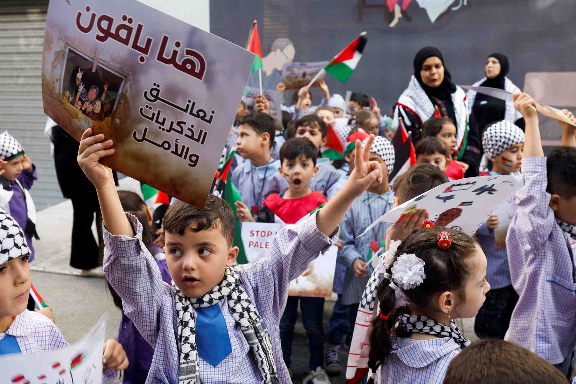 Manifestation de solidarite avec les palestiniens de gaza devant les bureaux de la croix-rouge a beyrouth