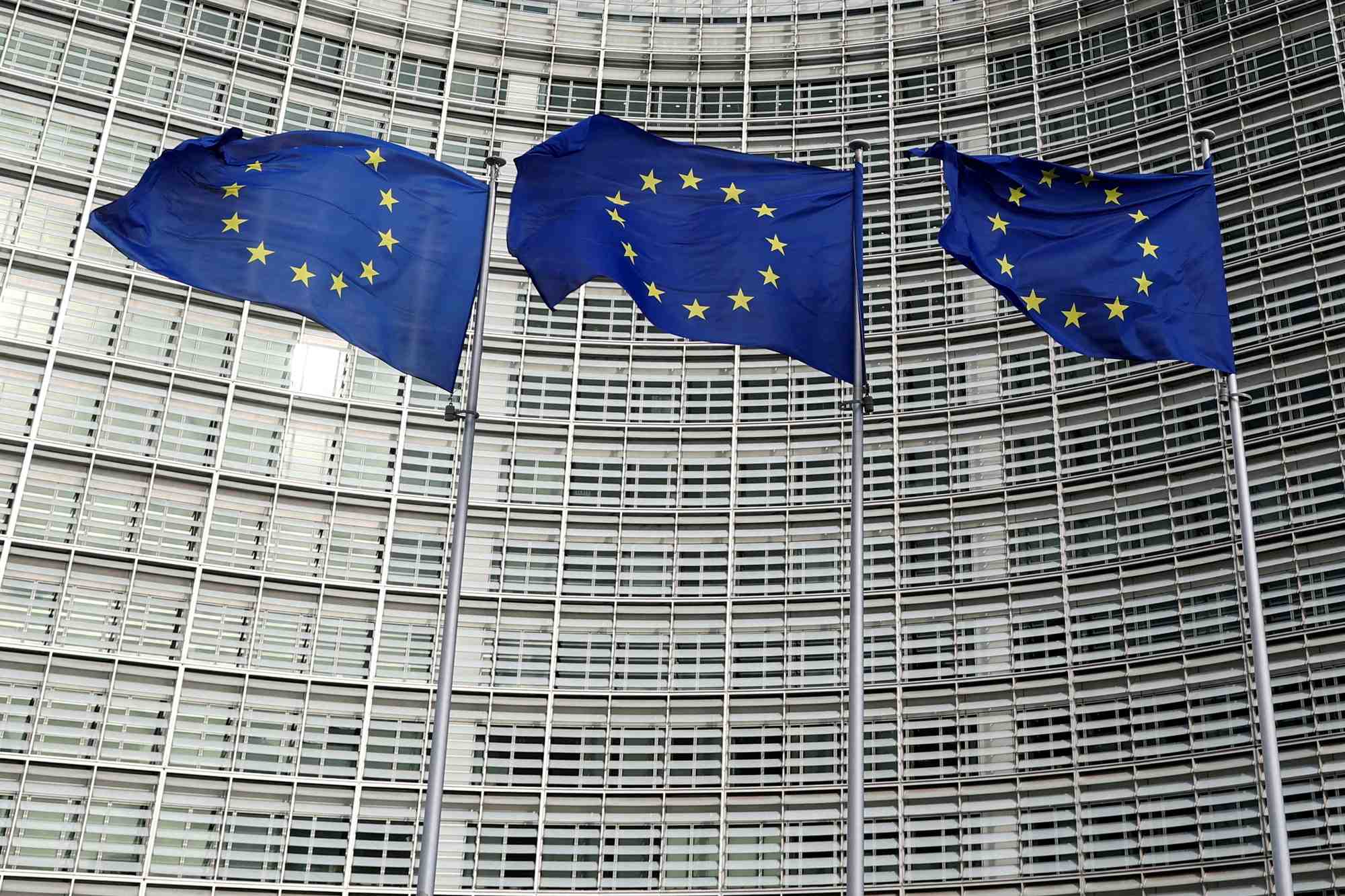 Drapeaux de l'union europeenne devant le siege de la commission europeenne a bruxelles