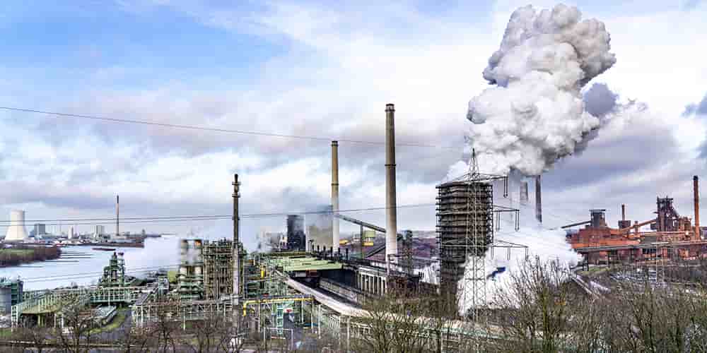 À Duisburg, Thyssenkrupp prévoit de supprimer 11.000 emplois sur son site sidérurgique.