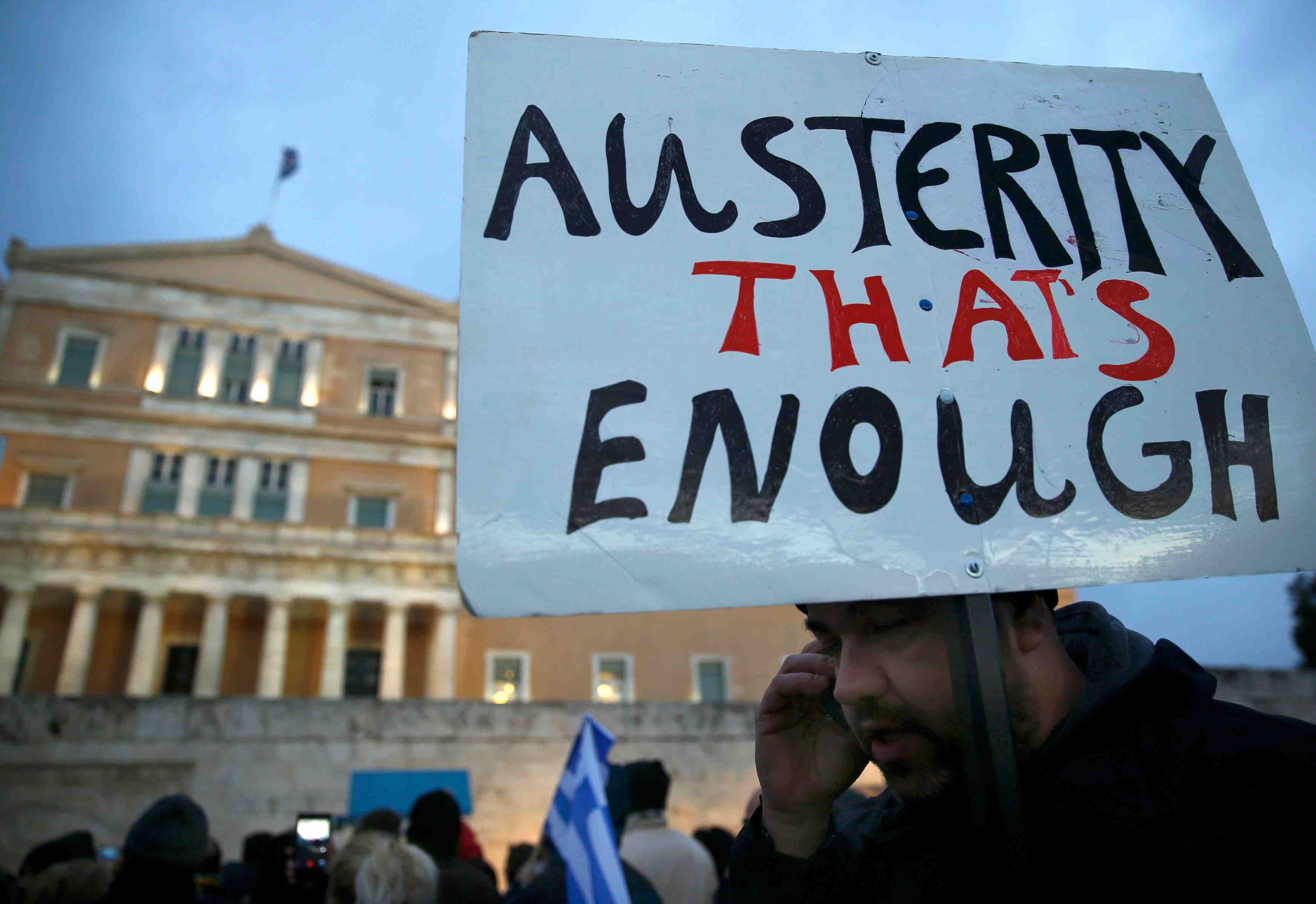 A athenes, les grecs manifestent leur soutien a leurs dirigeants