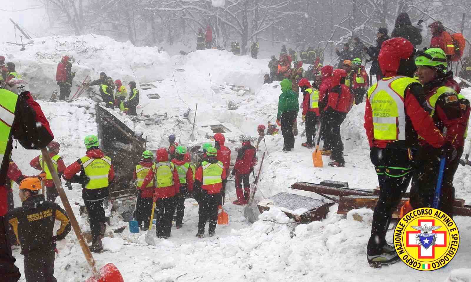 Au moins six morts dans l'hotel italien balaye par une avalanche