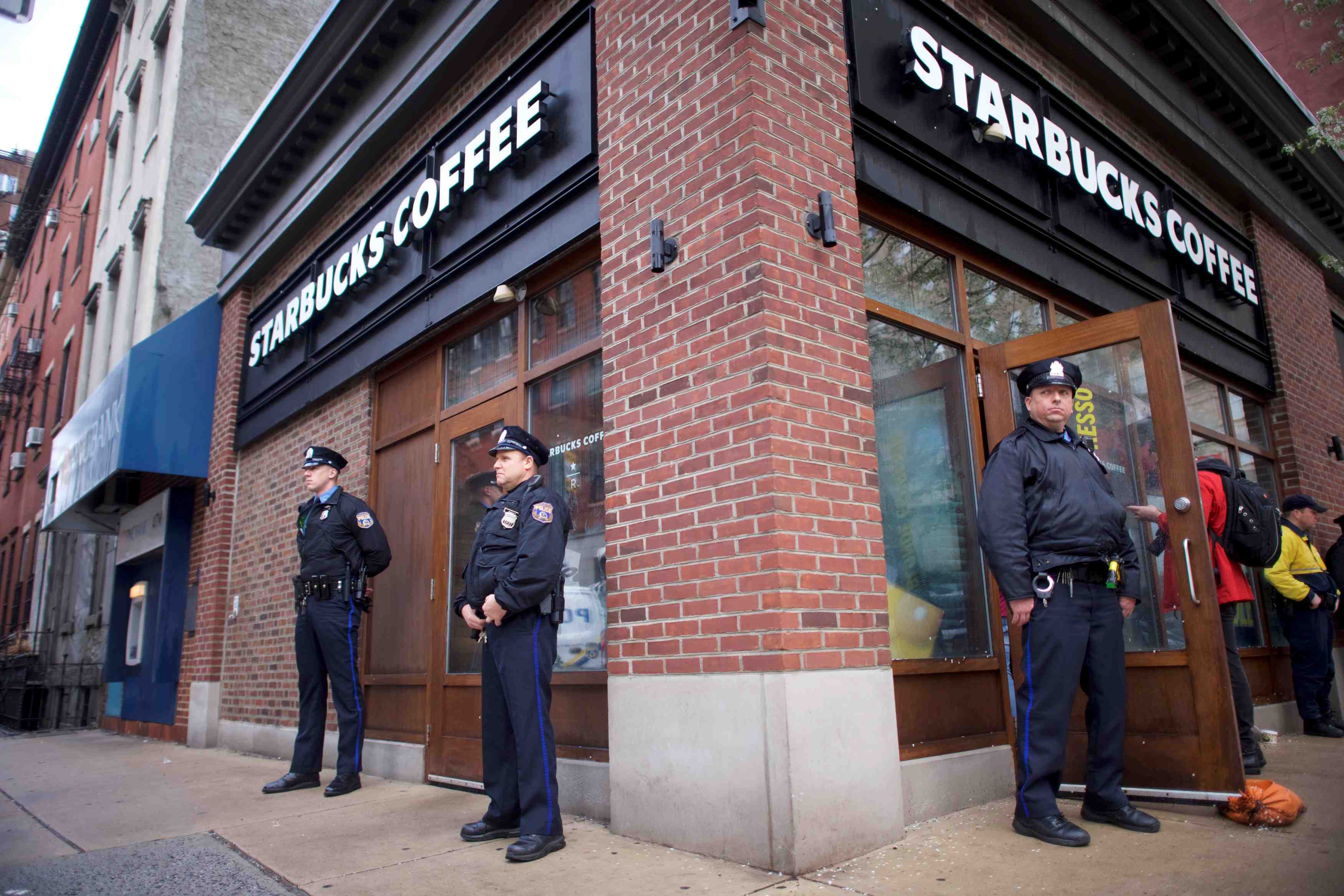 Starbucks: les employes seront sensibilises a la discrimination raciale
