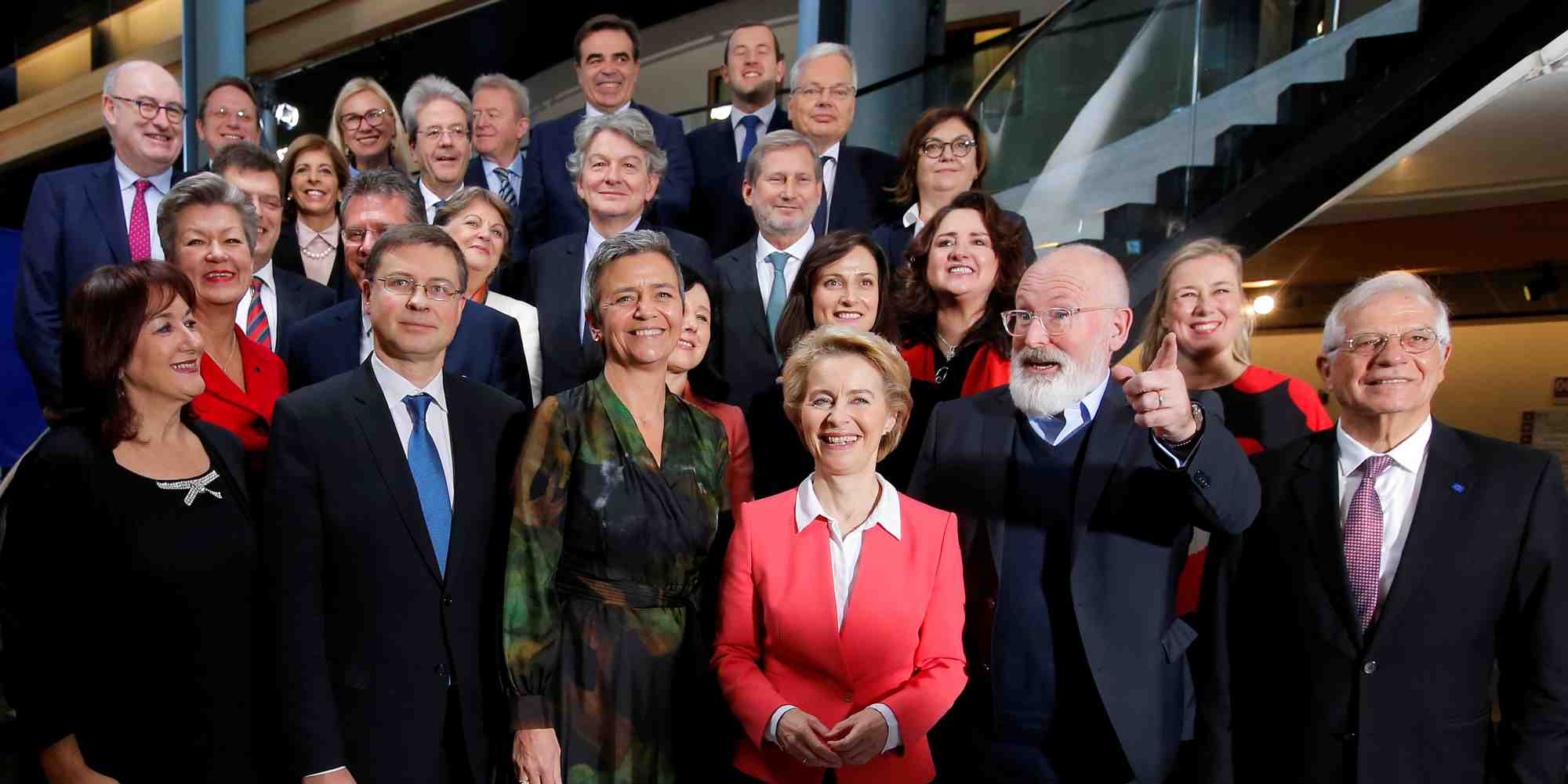 Ursula von der Leyen (au centre), entourée des membres de la nouvelle Commission approuvée à une large majorité par le Parlement européen.