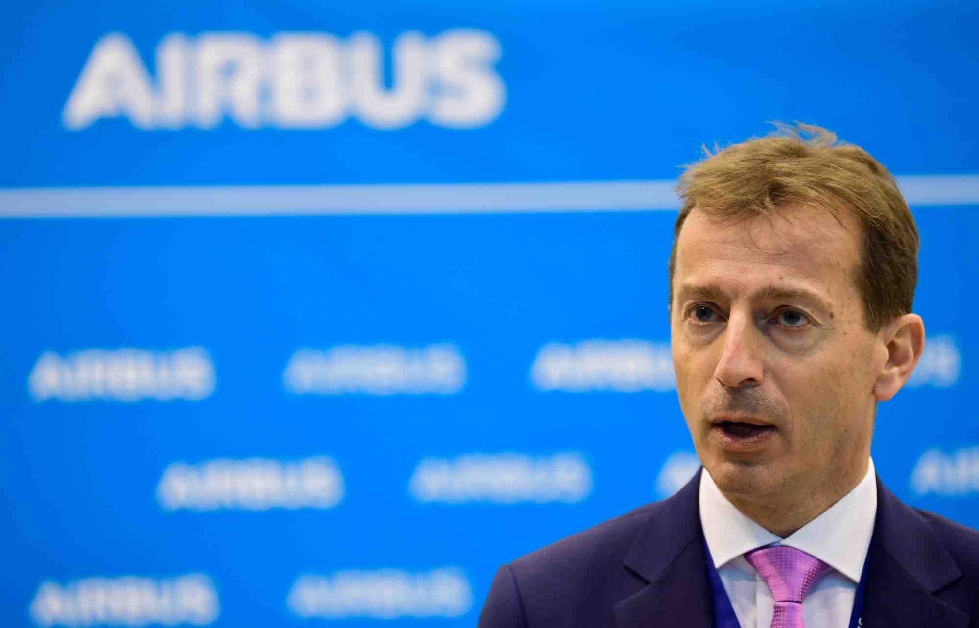 Guillaume faury, pdg d'airbus, s'exprime lors d'une visite dans les installations de recherche d'airbus a hambourg