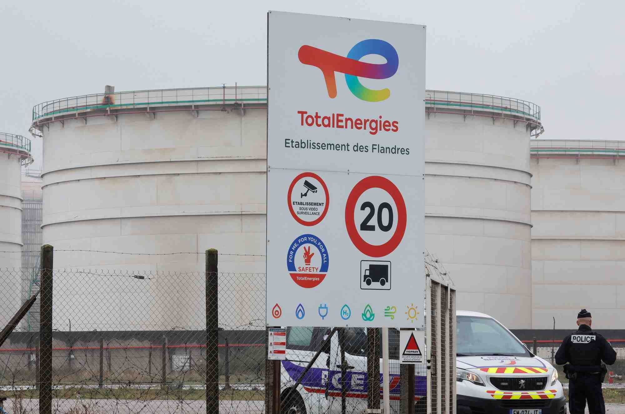 Des policiers francais montent la garde devant le depot de carburants de mardyckles