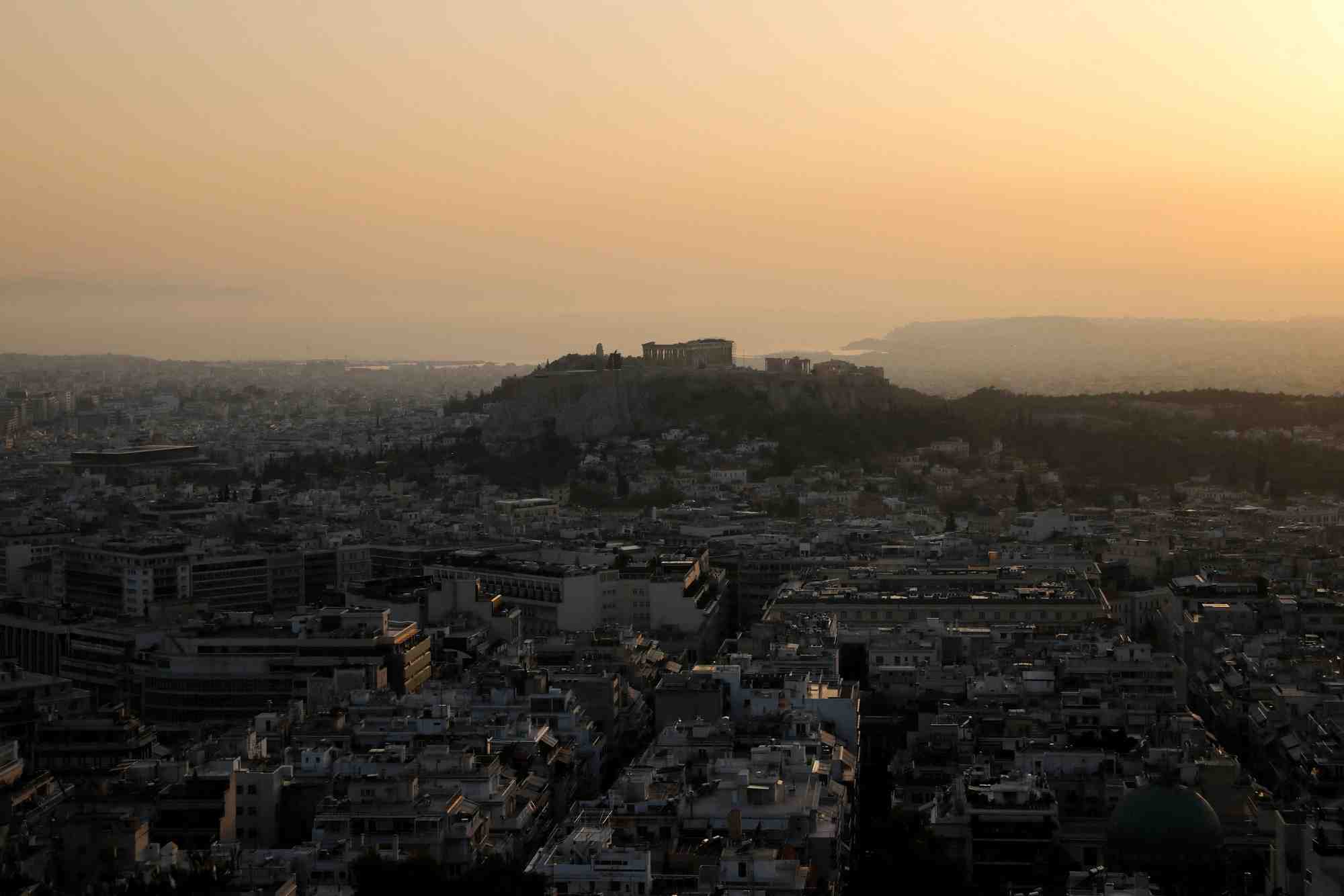 Photo d'archives: le temple du parthenon est vu au sommet de l'acropole, a athenes