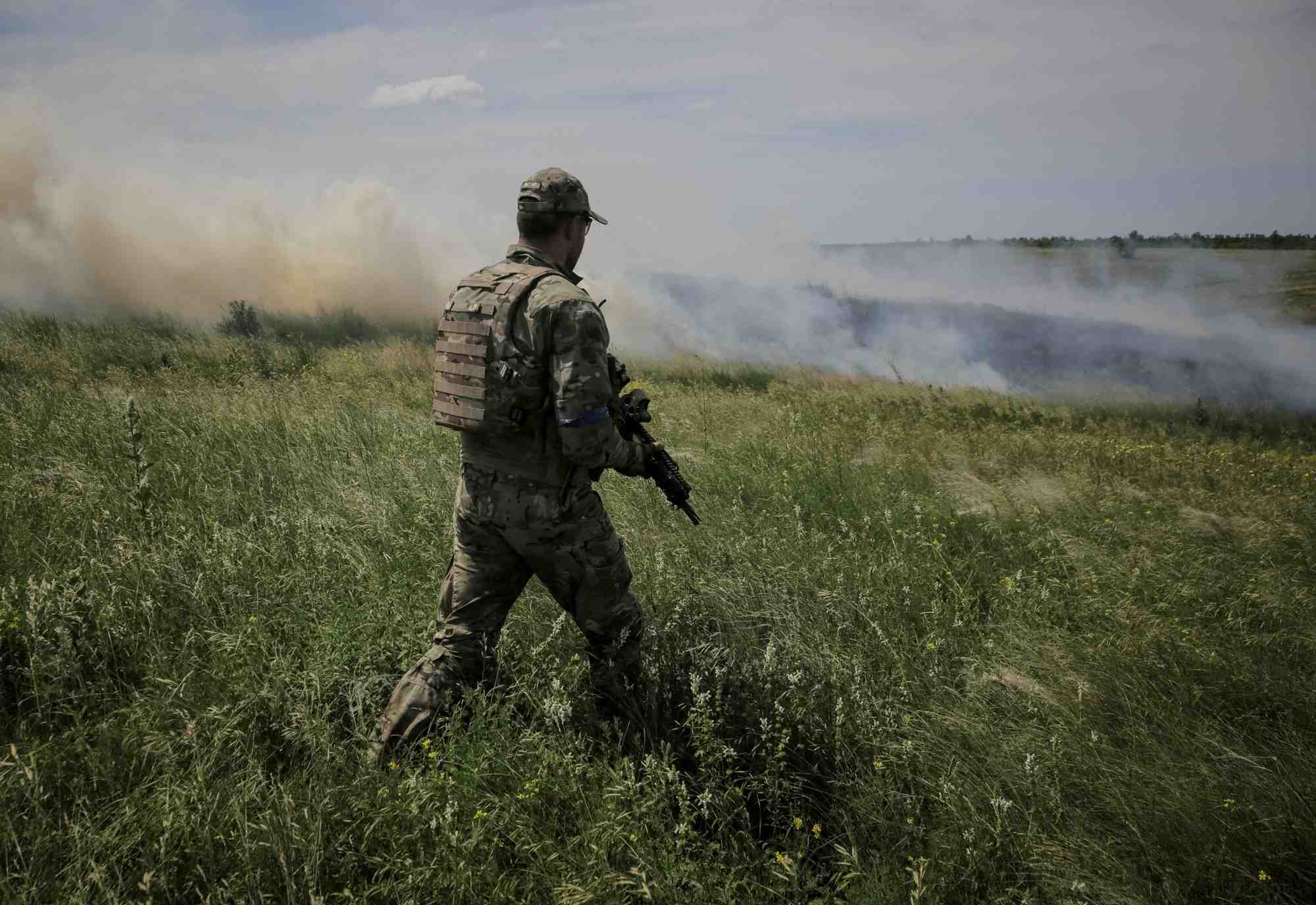 Un militaire ukrainien pres de la ligne de front dans le village nouvellement libere de neskuchne