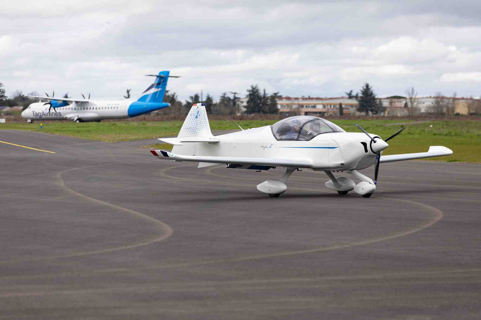 Integral E, l'avion biplace électrique d'Aura Aero, devrait effectuer son premier vol dans les prochains jours.