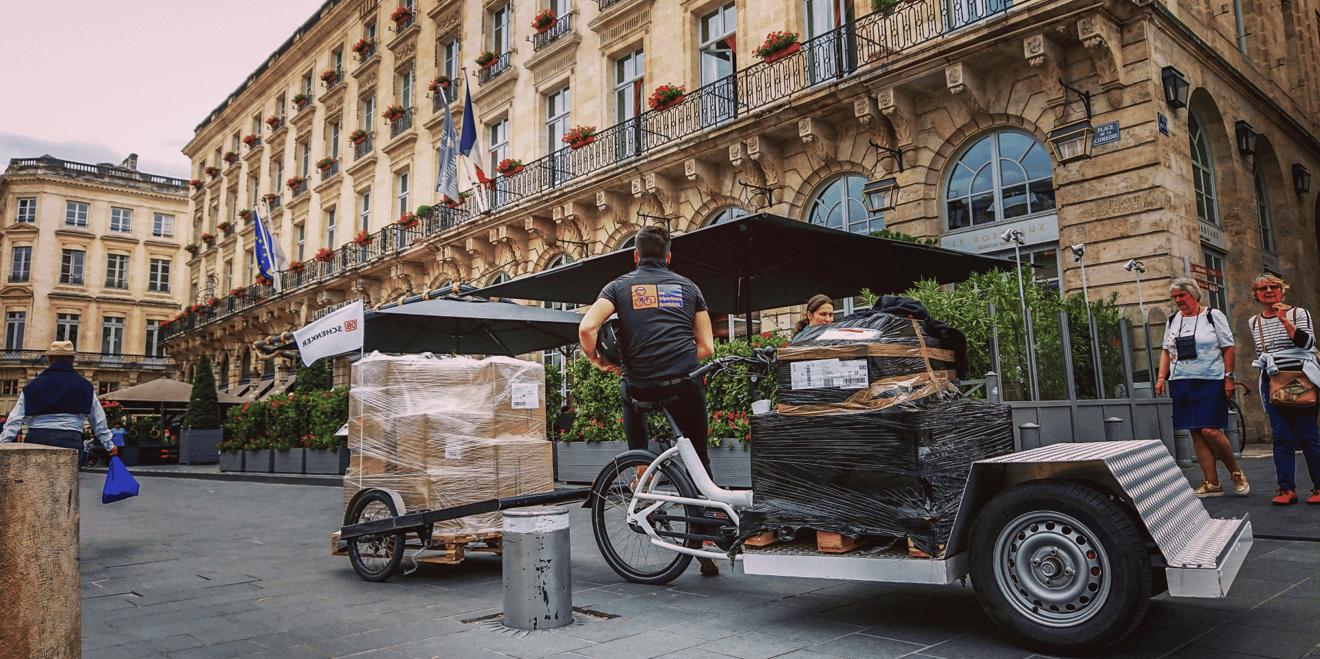 À Bordeaux, la livraison de colis à vélo a doublé au premier semestre 2024. Ici un livreur des Triporteurs bordelais.