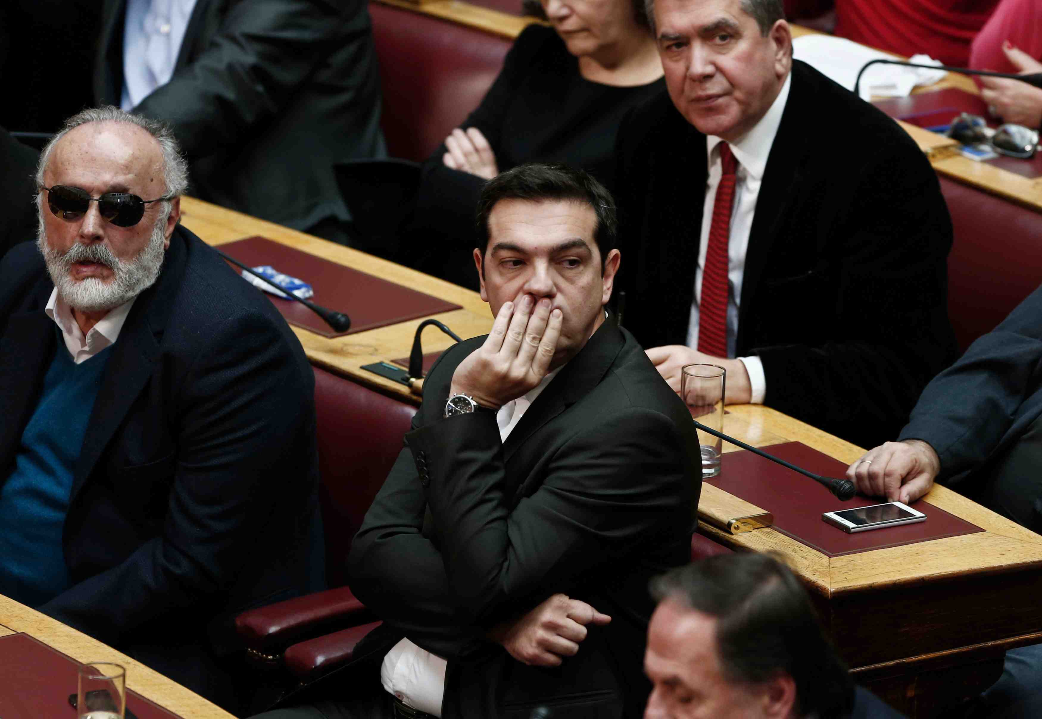 Syriza en tete des sondages en grece mais son avance se reduit