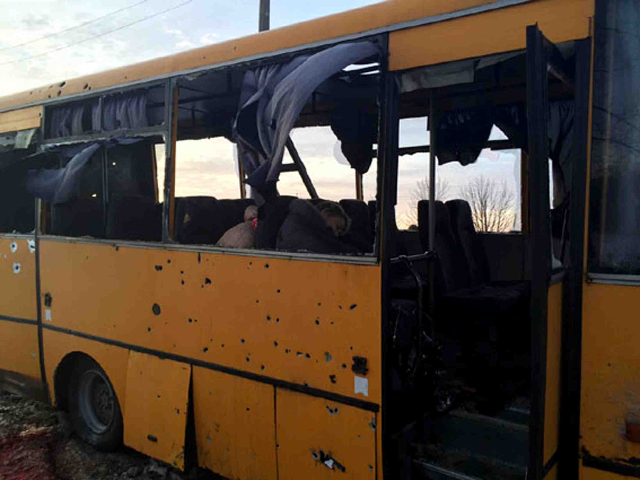 Un car touche par un obus en ukraine, dix morts