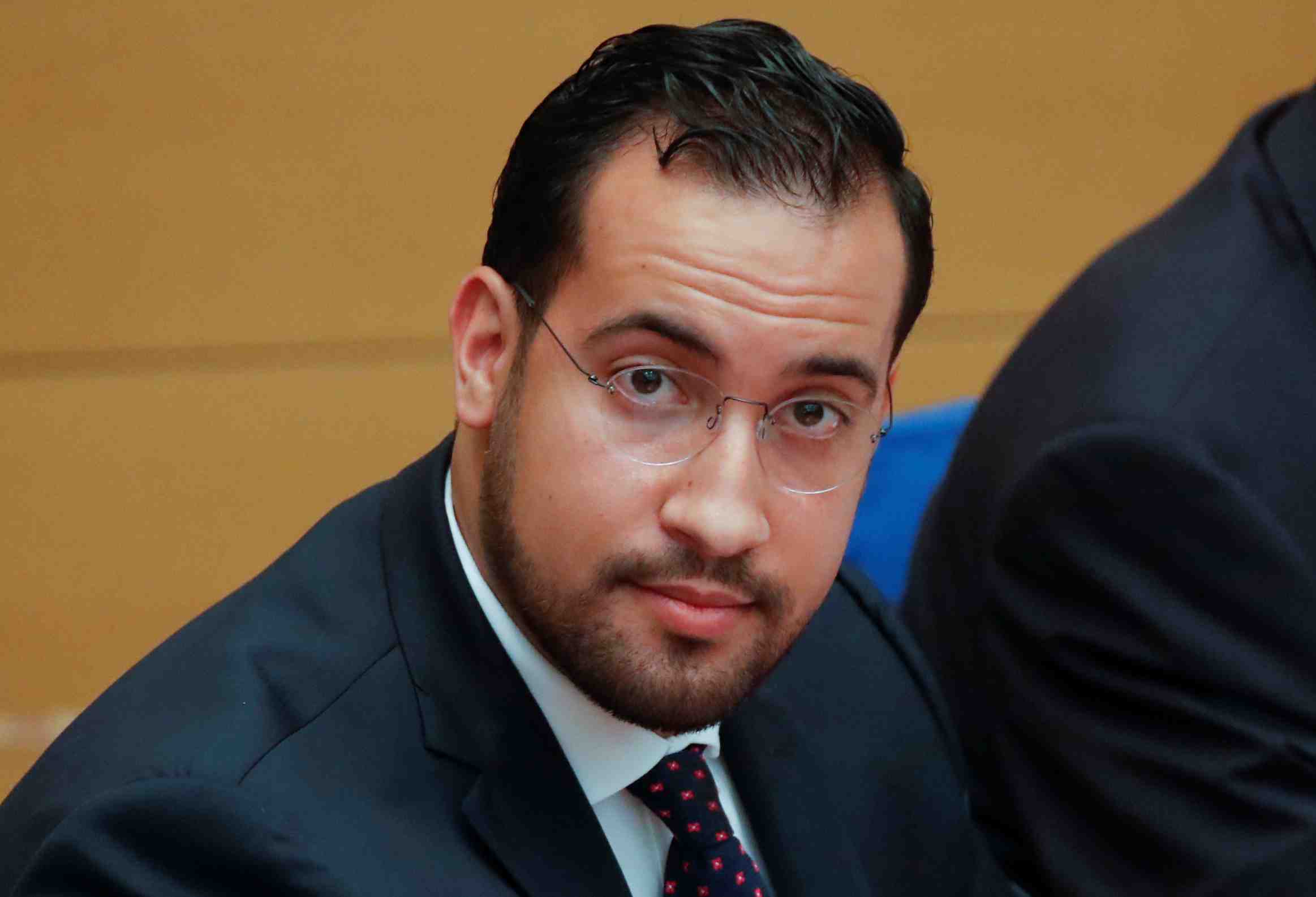 Benalla assure qu'il va rendre bientot ses passeports