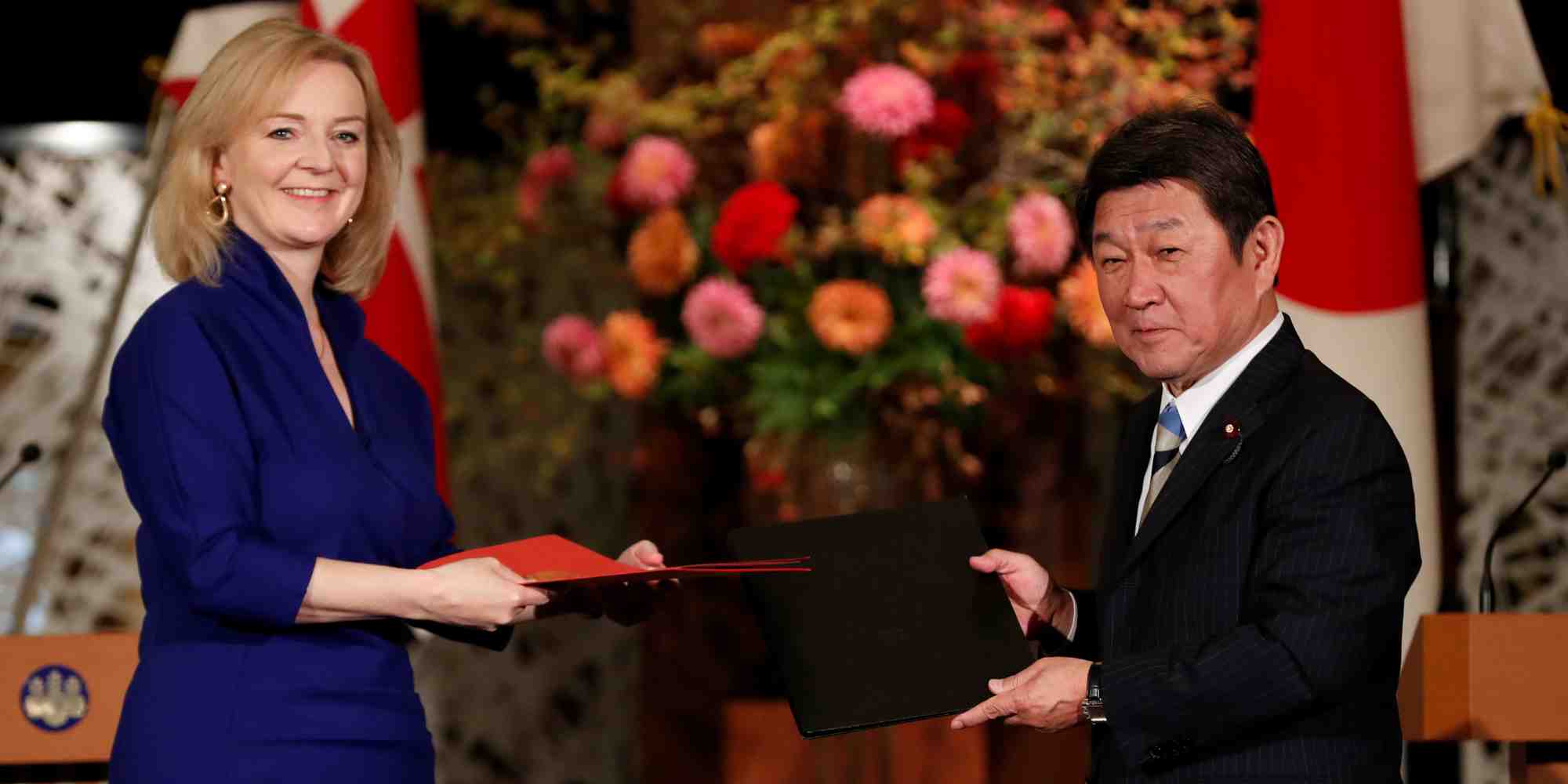 Britain's international trade secretary elizabeth truss and japanese foreign minister toshimitsu motegi sign the uk-japan comprehensive economic partnership agreement in tokyo