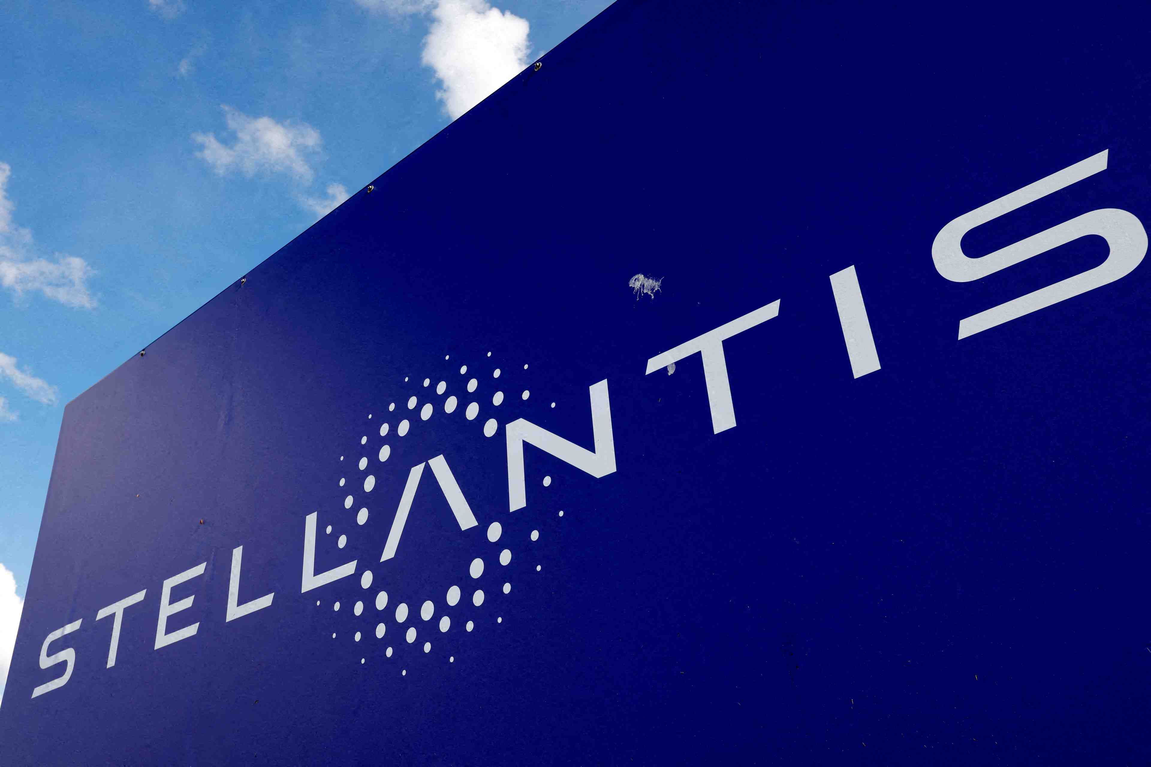 Stellantis: du moteur essence aux batteries, accord bientot signe a douvrin