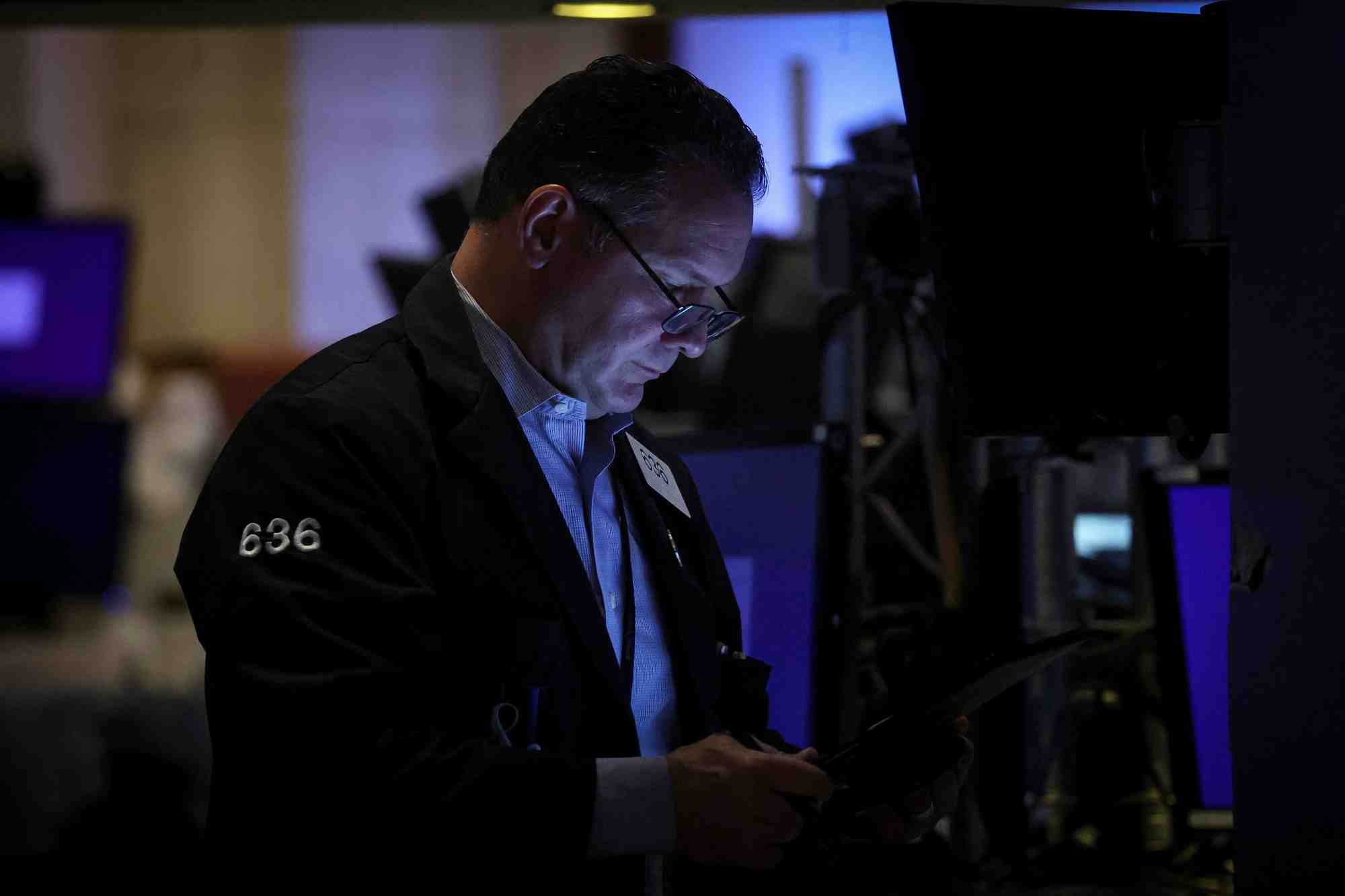 Un trader travaille sur le parquet de la bourse de new york
