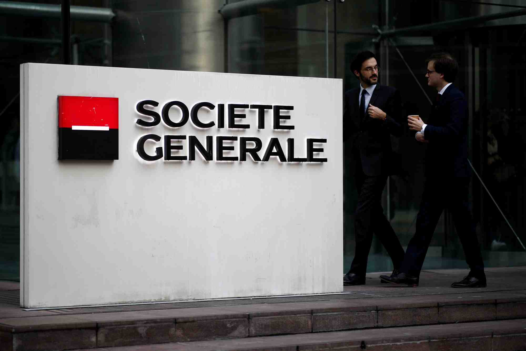E logo de societe generale est visible sur le siege social du quartier financier et d'affaires de la defense