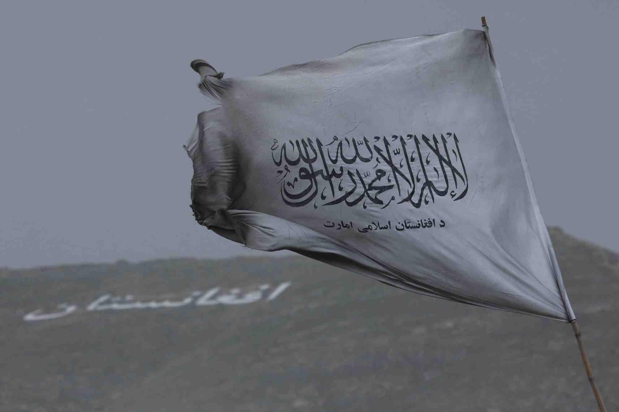 Le drapeau des talibans a kaboul