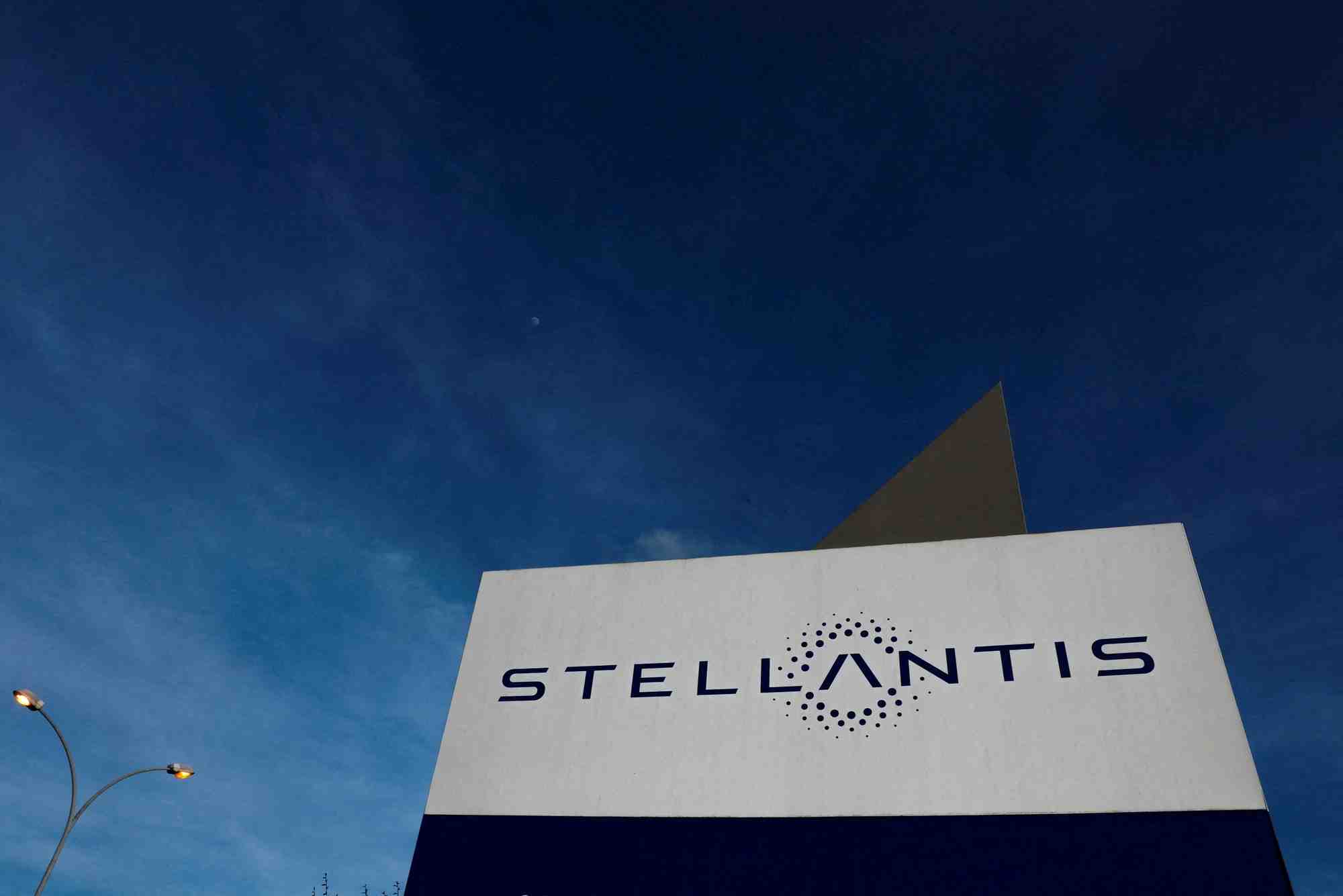 Le logo de stellantis sur le batiment de la societe a velizy-villacoublay pres de paris