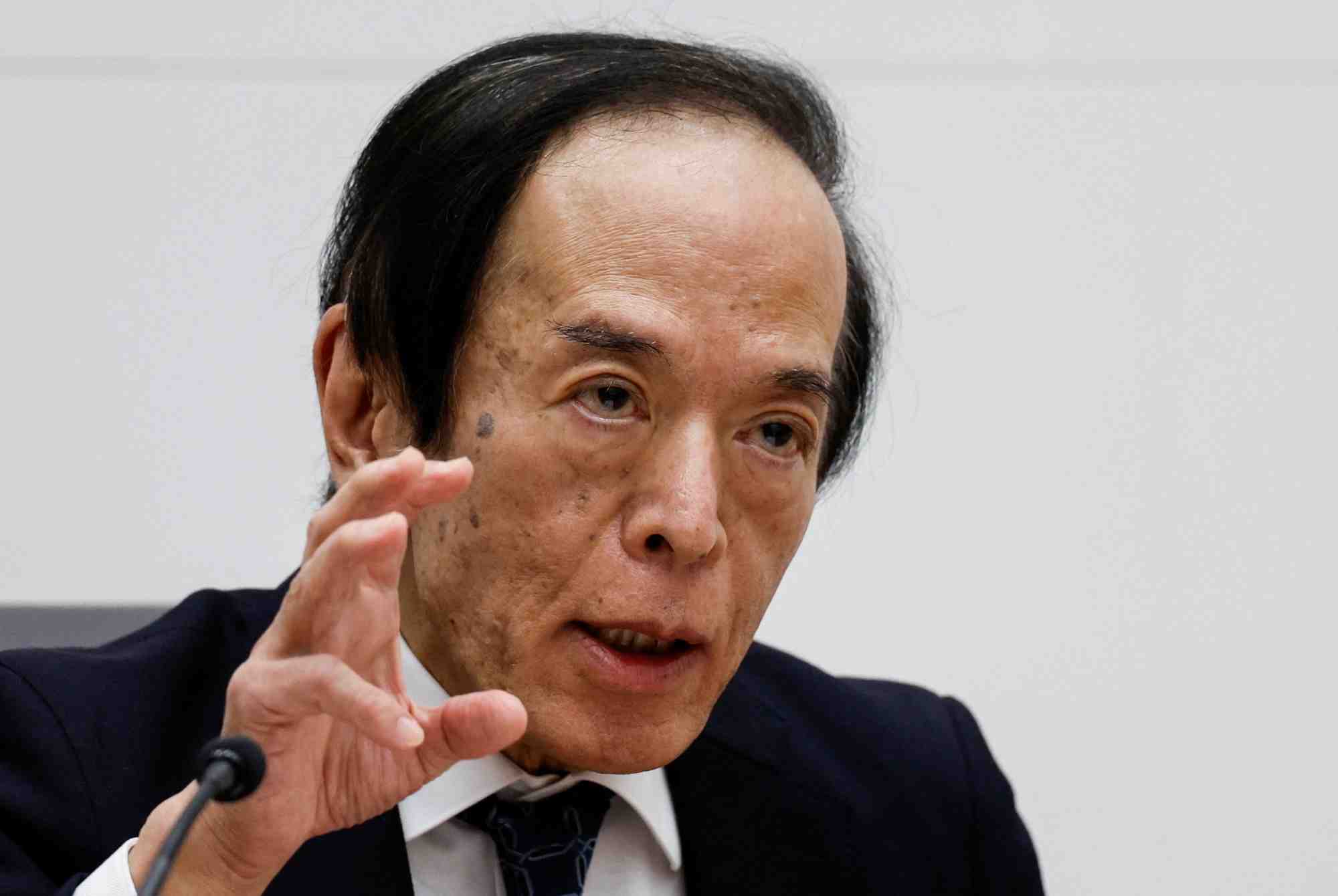 Le gouverneur de la banque du japon, kazuo ueda, s'exprime lors d'une conference de presse a tokyo