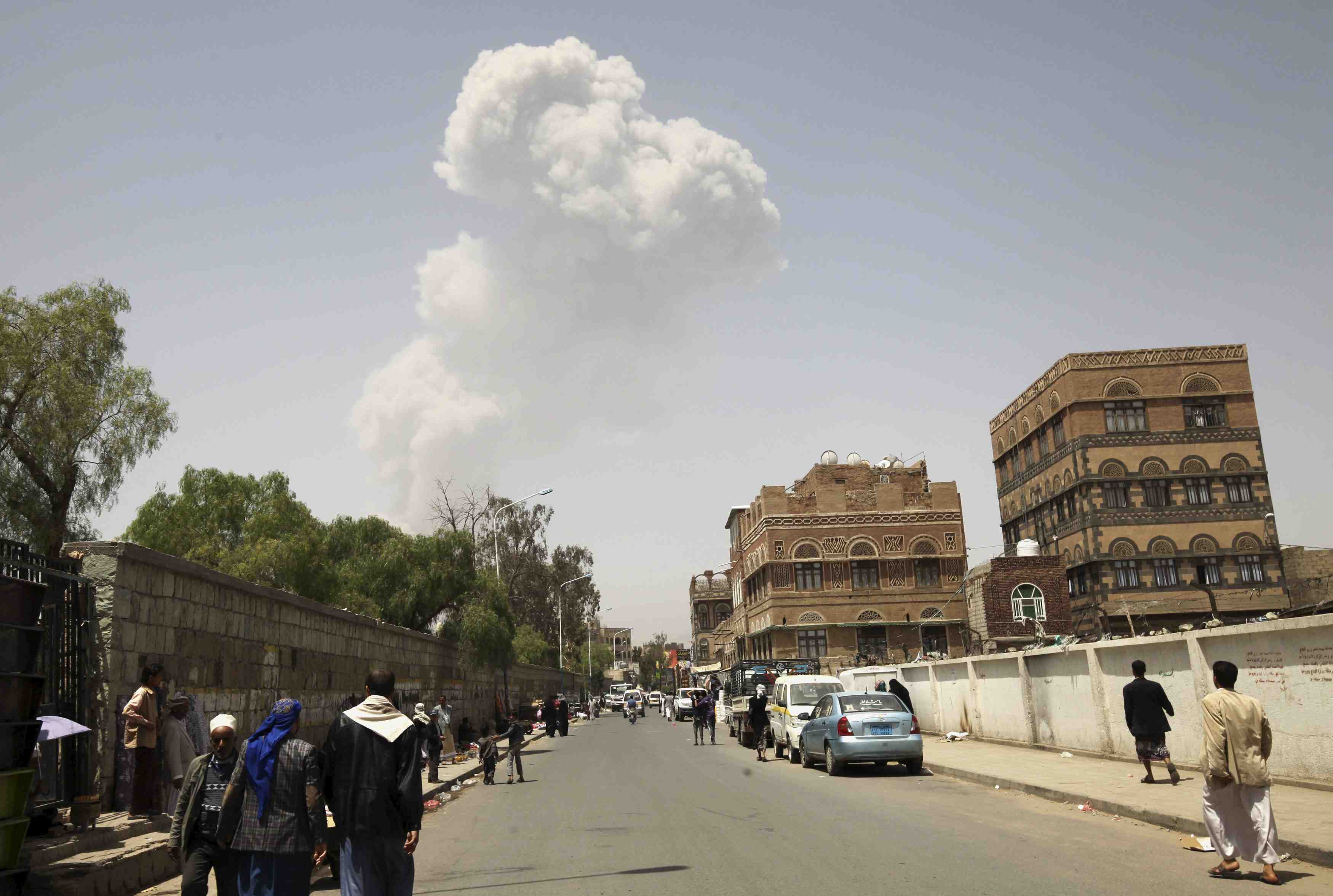 Un depot militaire touche lors d'une frappe aerienne a sanaa