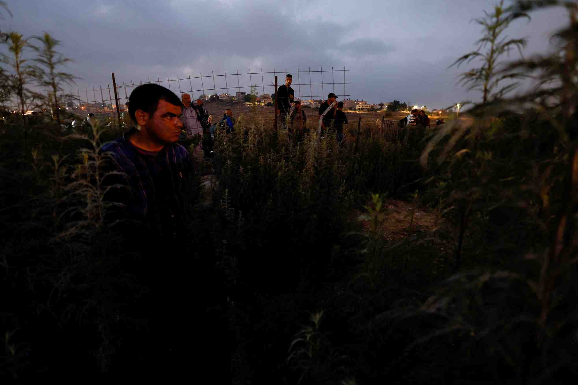 Israel: greve des travailleurs palestiniens contre un nouveau mode de reglement des salaires