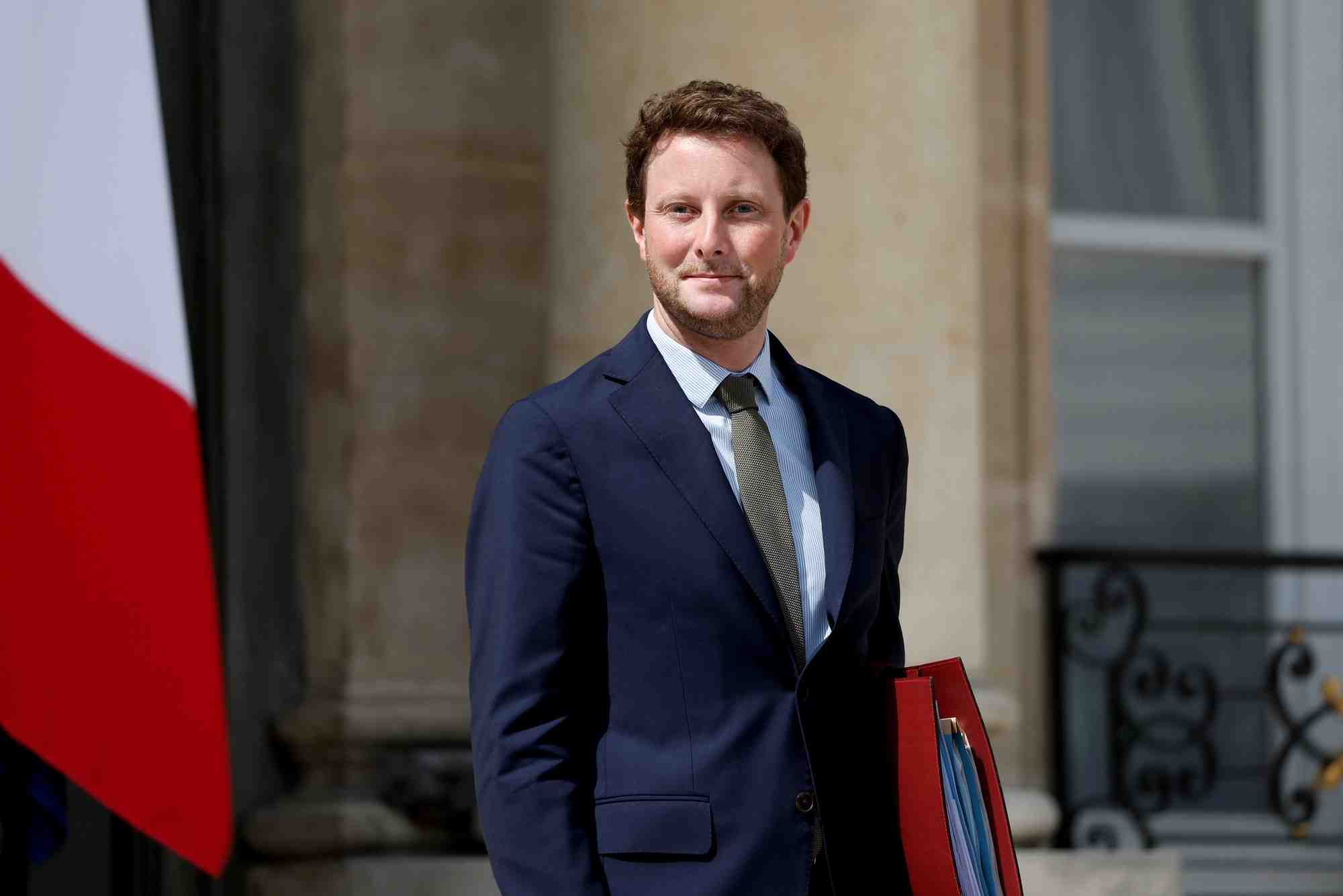 Le ministre delegue aux transports, clement beaune, quitte le palais de l'elysee apres la reunion hebdomadaire du cabinet, a paris