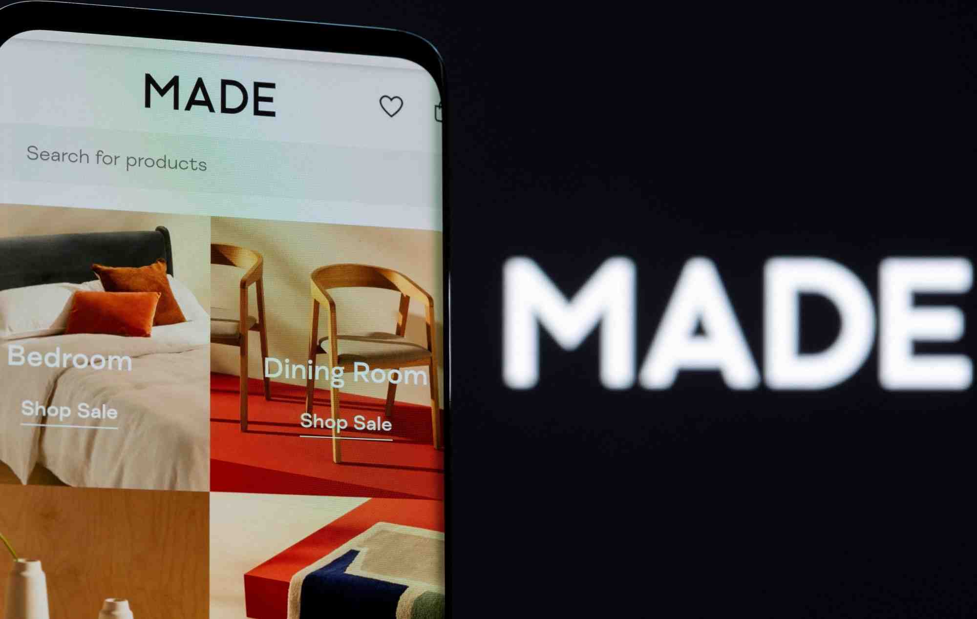 Le site web made.com est visible sur un smartphone