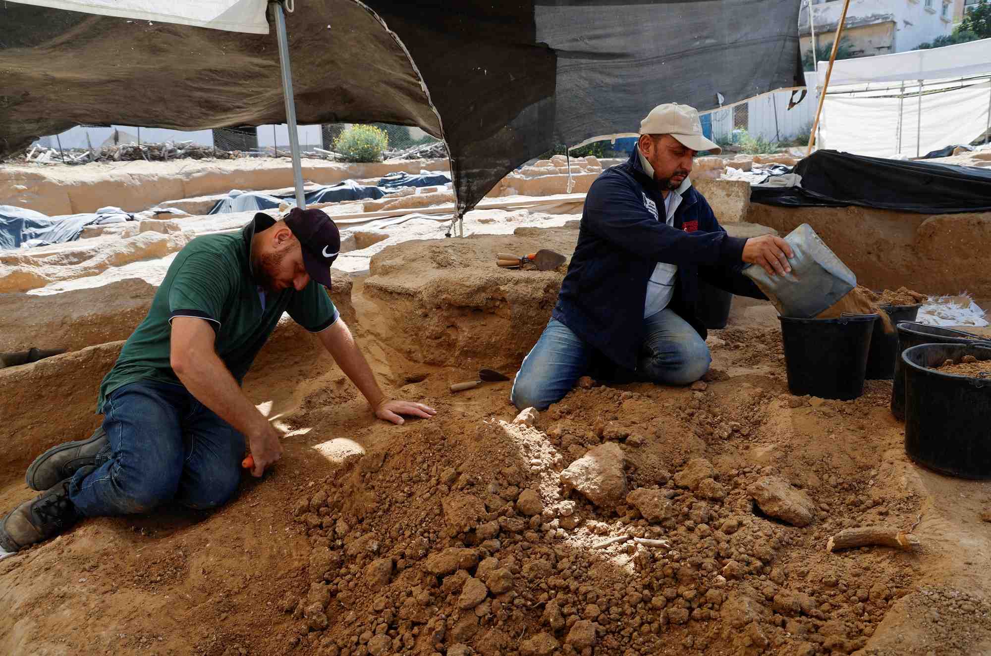Des palestiniens decouvrent un cimetiere de l'epoque romaine a gaza