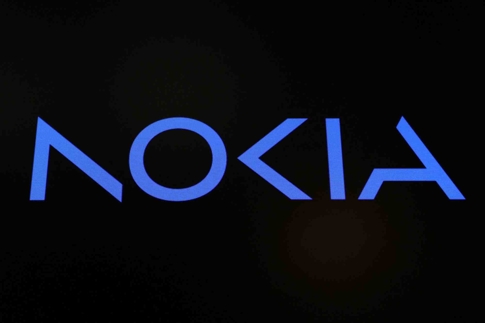 Photo d'archives: un ecran affiche le logo de la societe nokia