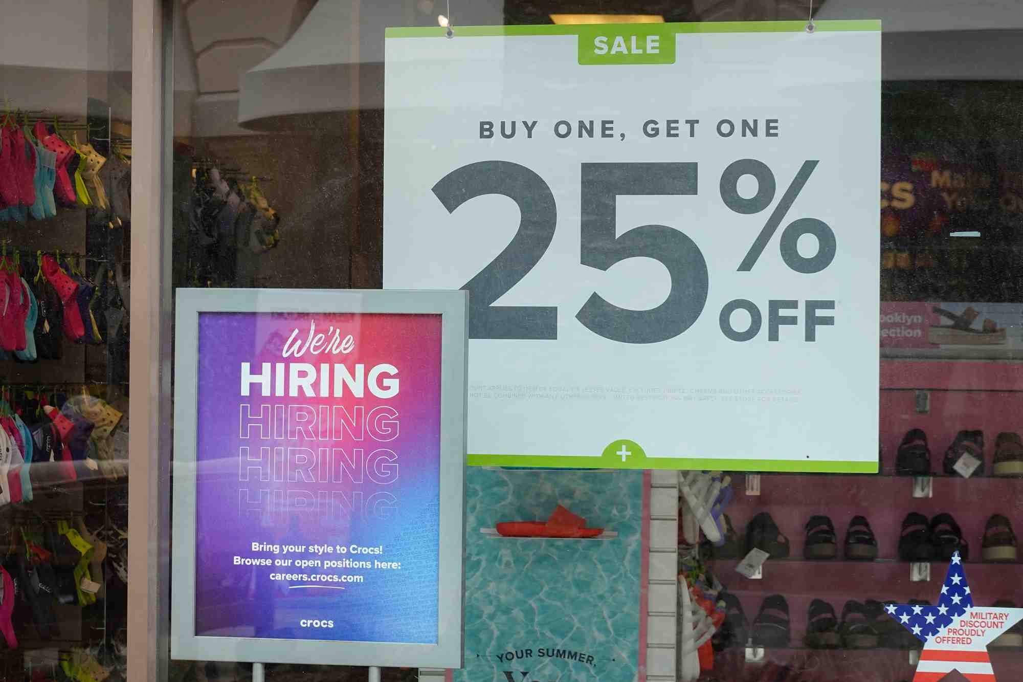 Enseigne d'emploi et enseigne de vente dans un magasin de detail
