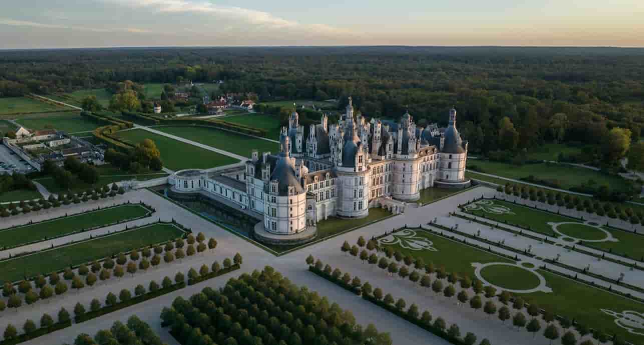 Chambord autofinance son fonctionnement annuel grâce à la billetterie, aux spectacles, aux licences de sa marque et au mécénat.